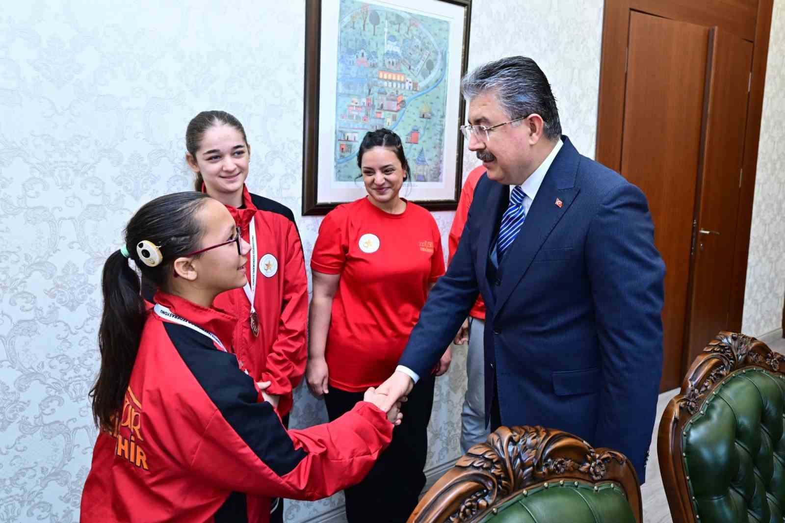 Vali Yılmaz, işitme engelli taekwondo sporcuları ile bir araya geldi
