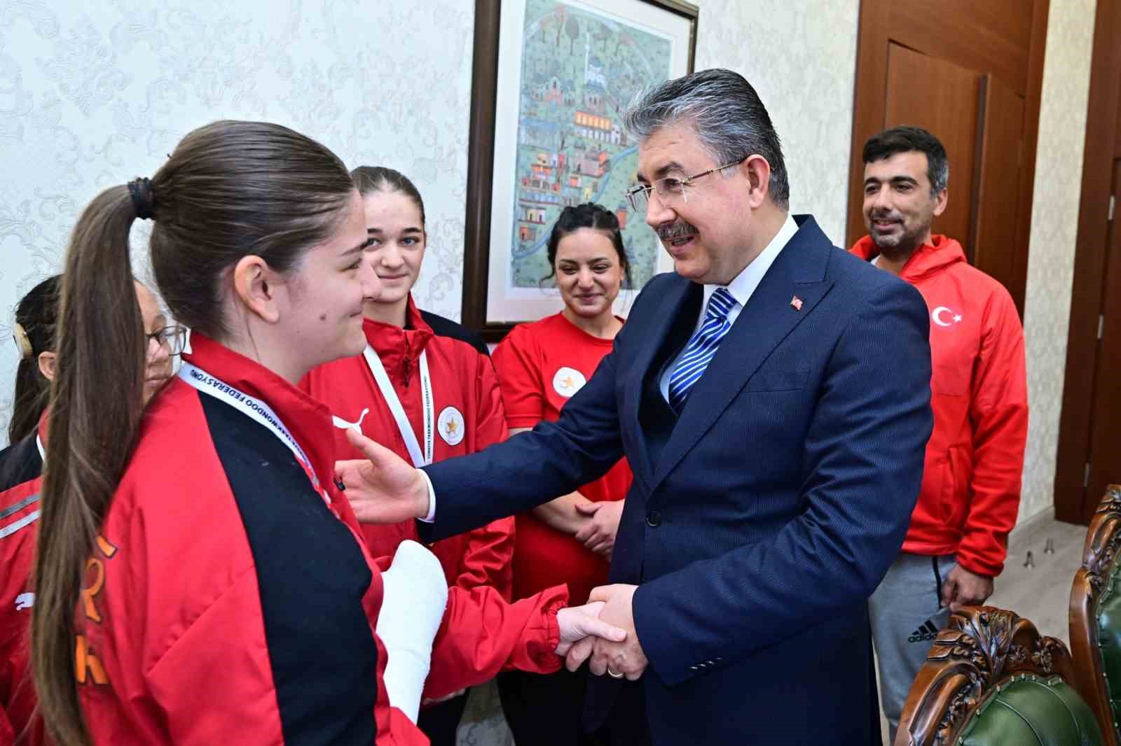Vali Yılmaz, işitme engelli taekwondo sporcuları ile bir araya geldi

