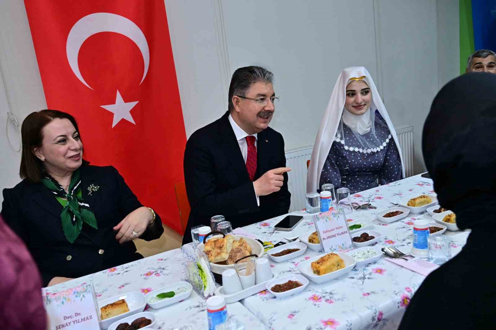 Vali Yılmaz, kız yurdunda kalan uluslararası öğrencilerle iftar yaptı
