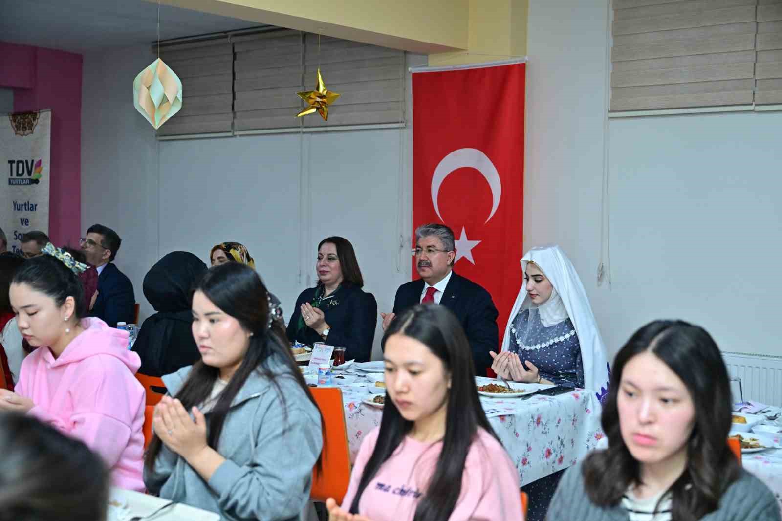 Vali Yılmaz, kız yurdunda kalan uluslararası öğrencilerle iftar yaptı
