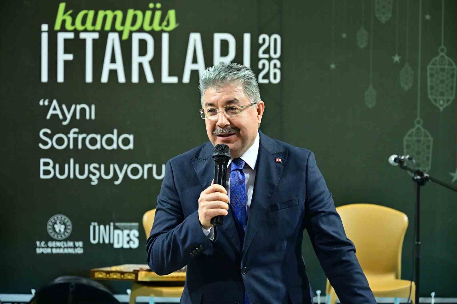 Vali Yılmaz, öğrencilerle iftar yaptı
