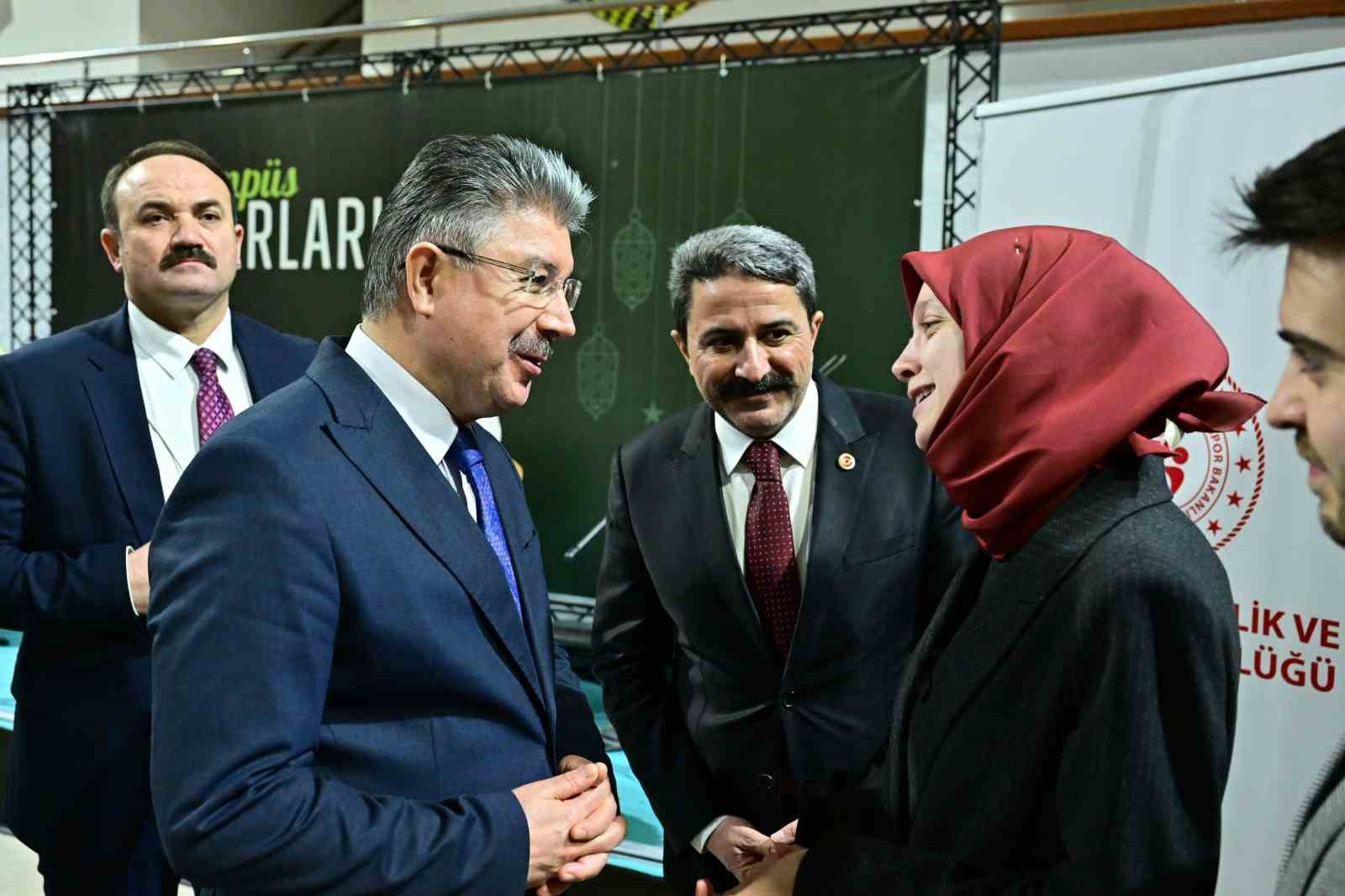 Vali Yılmaz, öğrencilerle iftar yaptı
