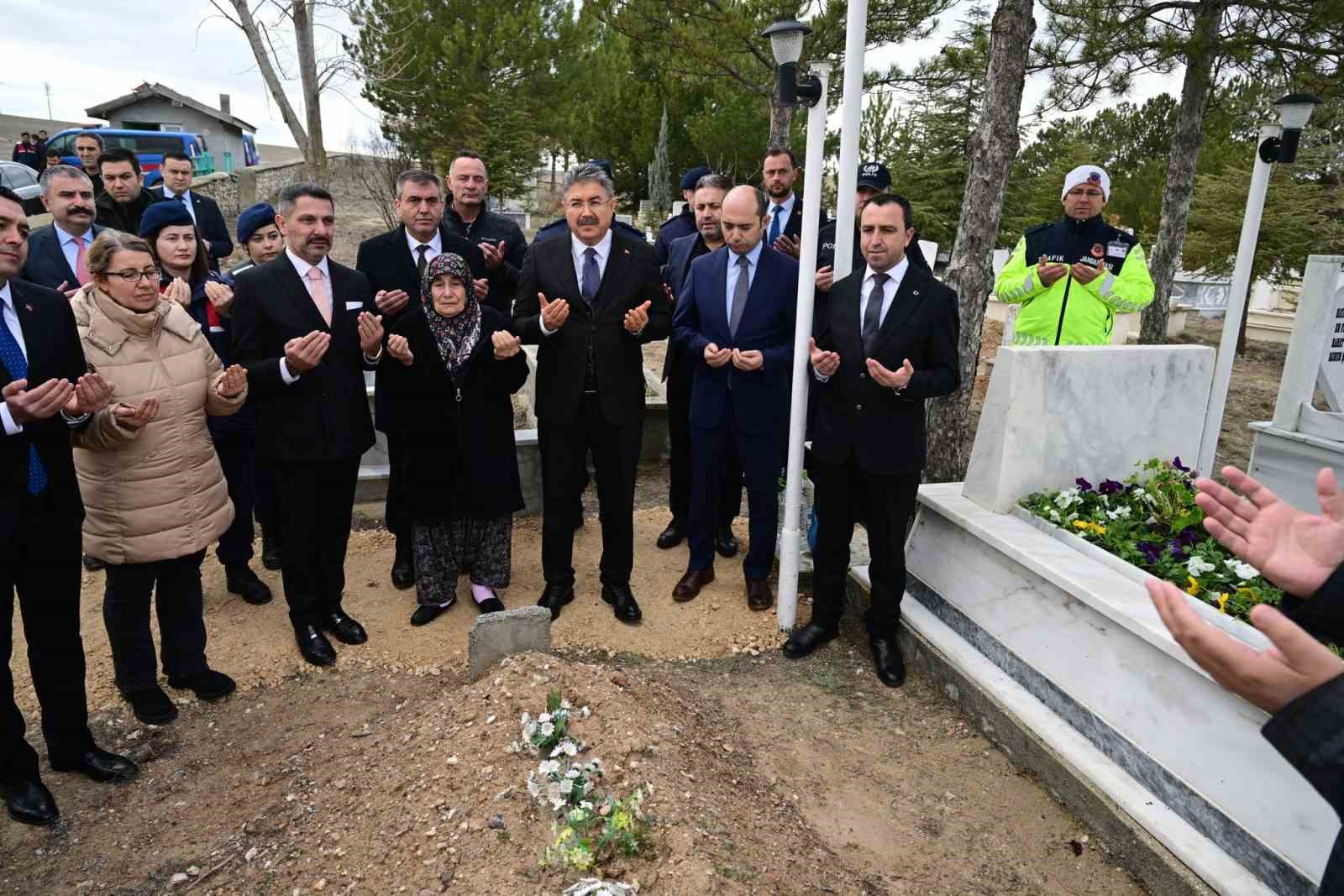 Vali Yılmaz, Şehit Jandarma Onbaşı Osman Gıcı’nın kabrini ziyaret etti
