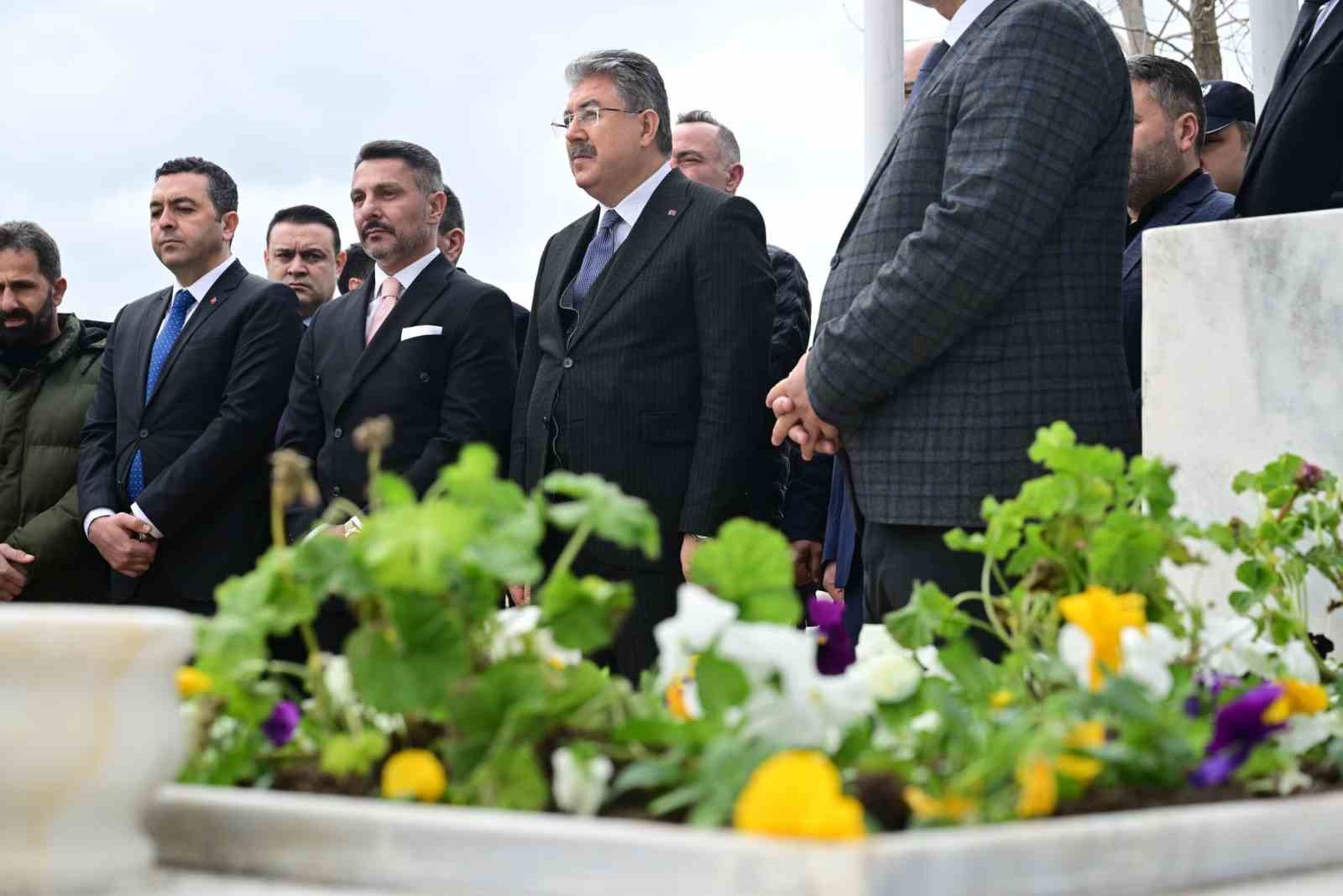 Vali Yılmaz, Şehit Jandarma Onbaşı Osman Gıcı’nın kabrini ziyaret etti
