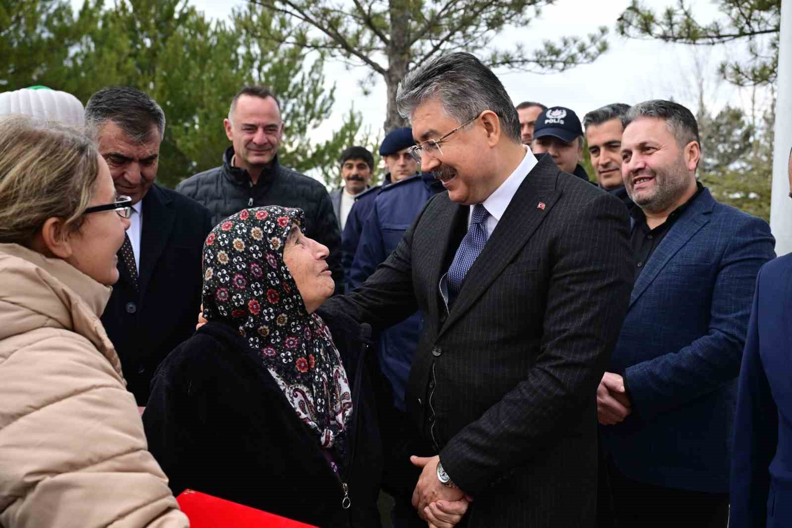 Vali Yılmaz, Şehit Jandarma Onbaşı Osman Gıcı’nın kabrini ziyaret etti
