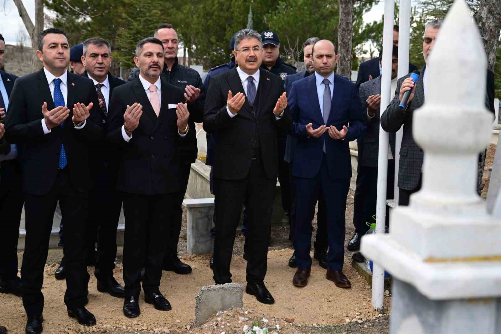 Vali Yılmaz, Şehit Jandarma Onbaşı Osman Gıcı’nın kabrini ziyaret etti
