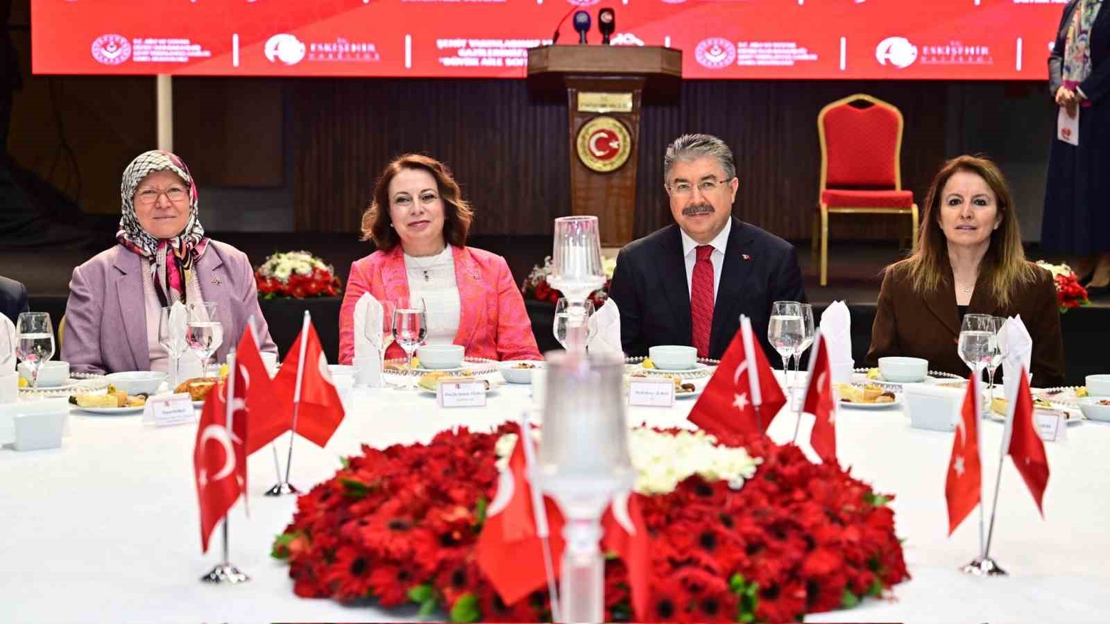 Vali Yılmaz, şehit yakınları ve gazilerle "Büyük Aile Sofrası"nda buluştu
