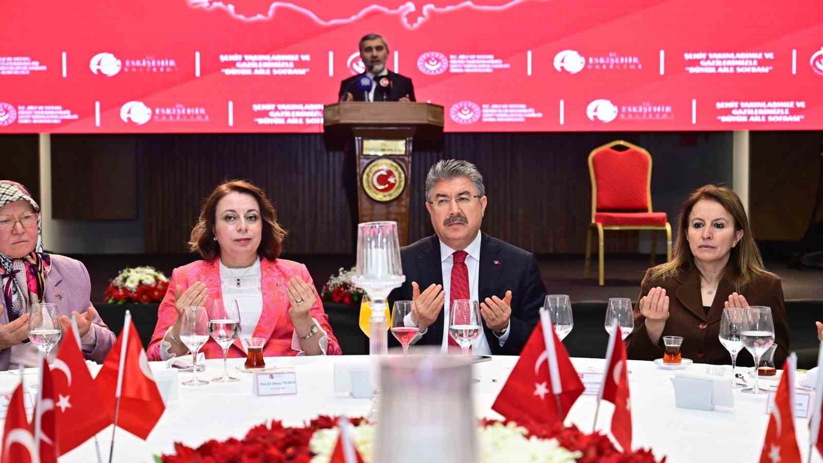 Vali Yılmaz, şehit yakınları ve gazilerle "Büyük Aile Sofrası"nda buluştu
