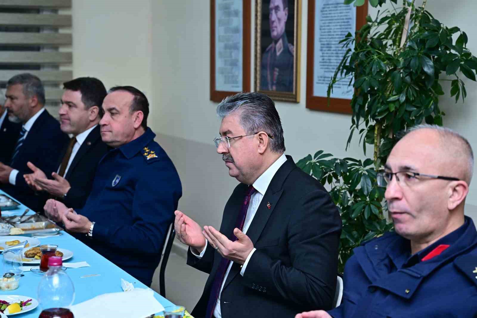 Vali Yılmaz, vatani görevini yapan er ve erbaşlar ile iftar yaptı
