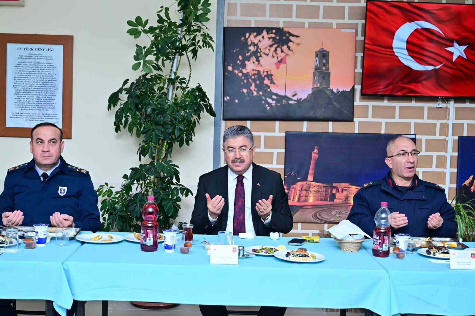 Vali Yılmaz, vatani görevini yapan er ve erbaşlar ile iftar yaptı
