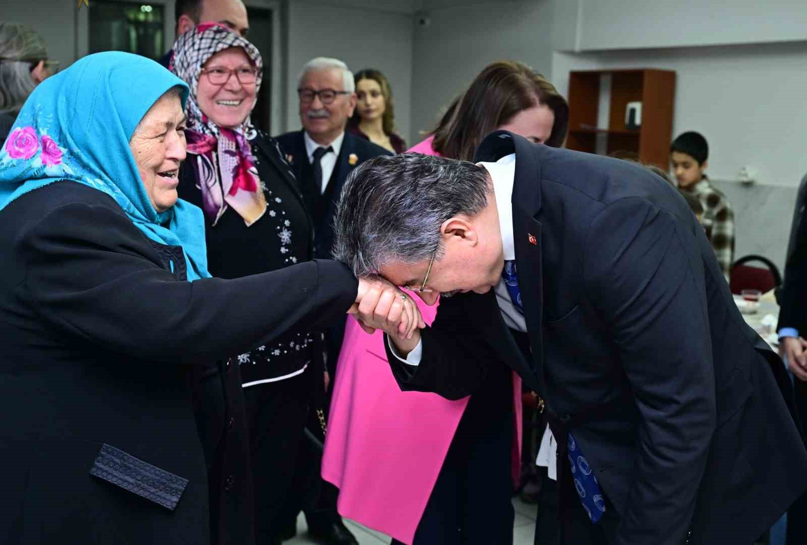 Vali Yılmaz ve eşi, huzurevi sakinleriyle iftar yaptı
