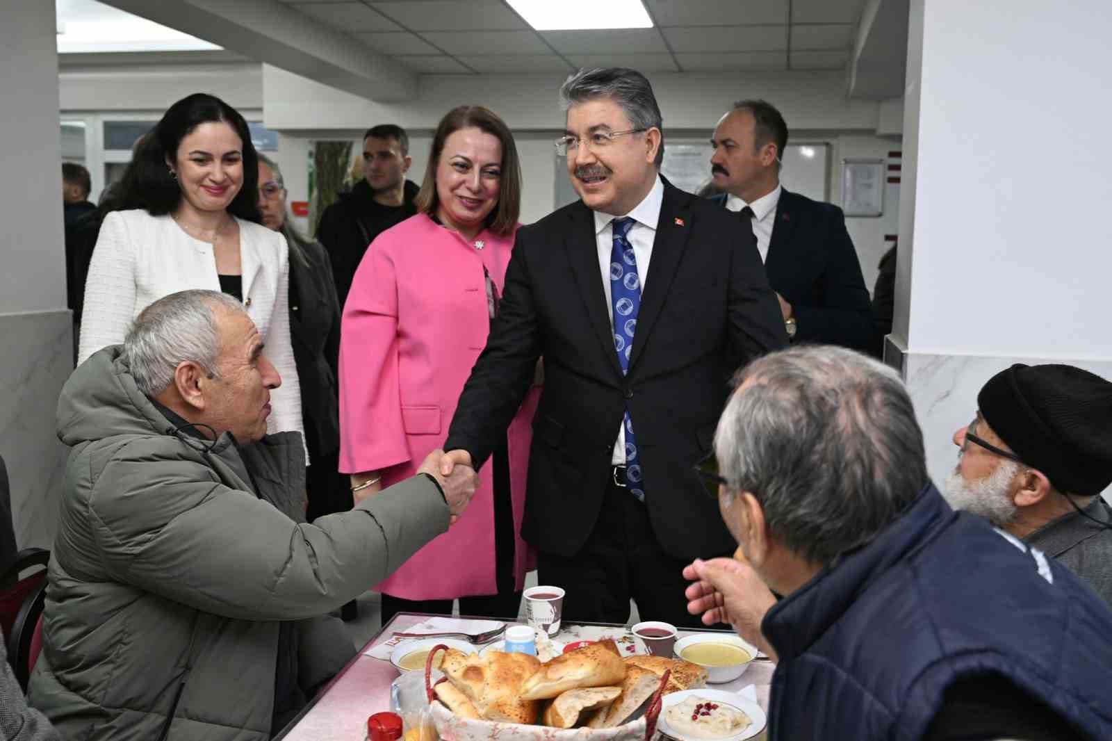Vali Yılmaz ve eşi, huzurevi sakinleriyle iftar yaptı
