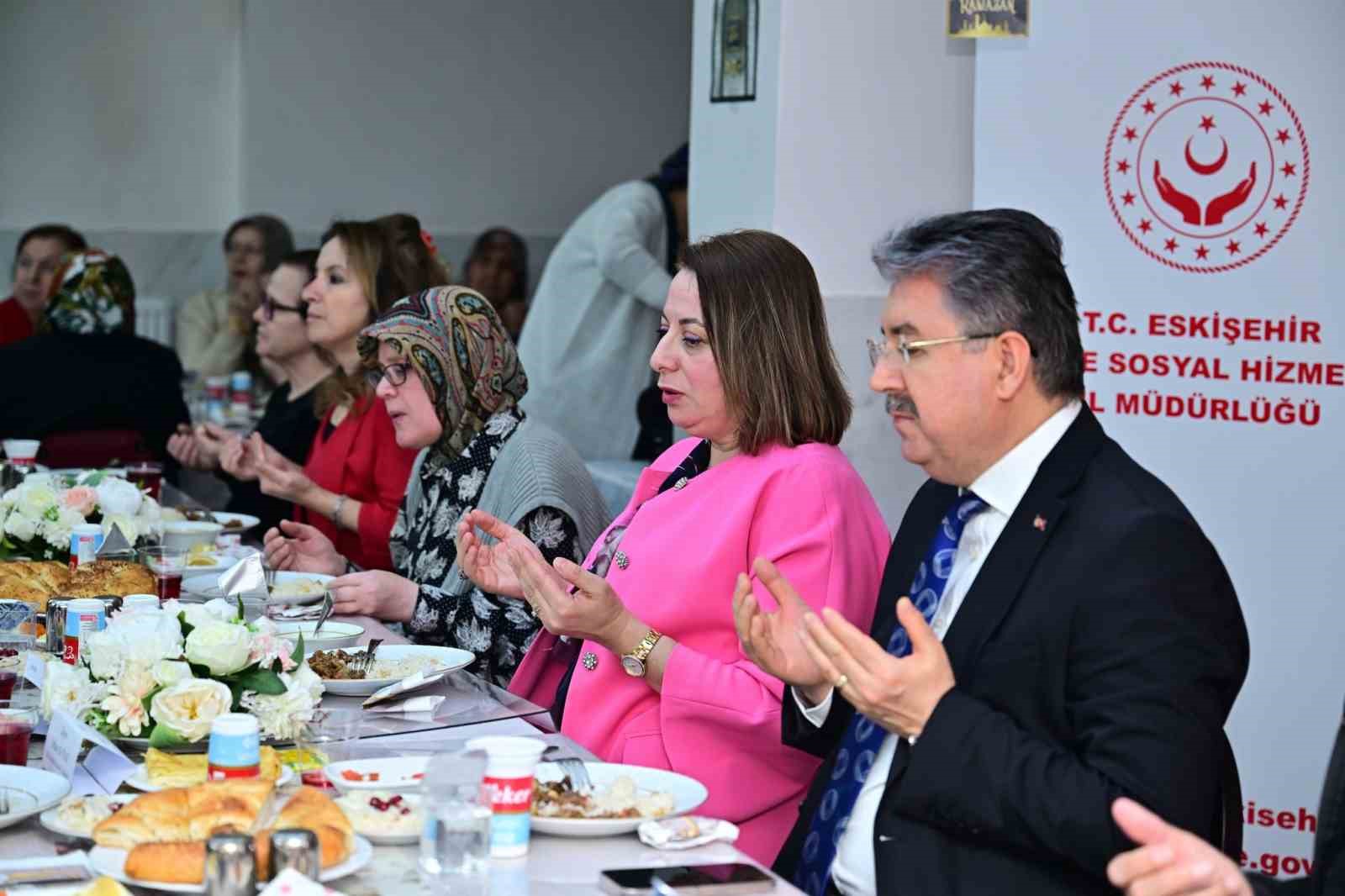 Vali Yılmaz ve eşi, huzurevi sakinleriyle iftar yaptı

