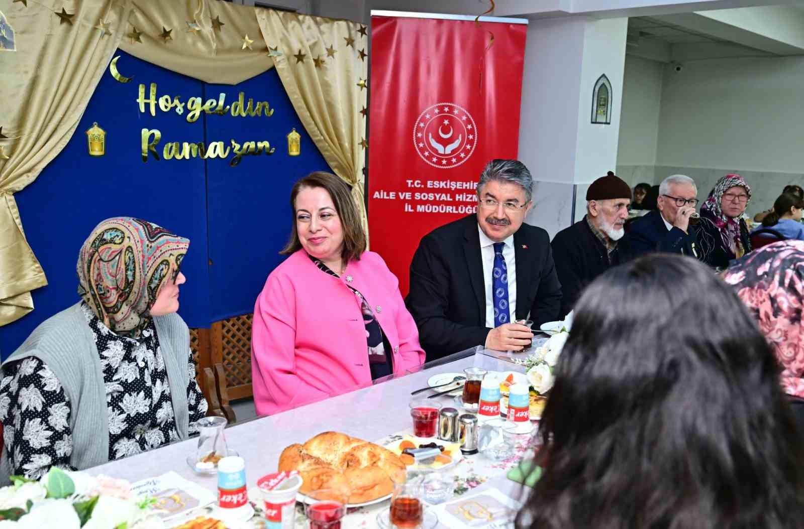 Vali Yılmaz ve eşi, huzurevi sakinleriyle iftar yaptı
