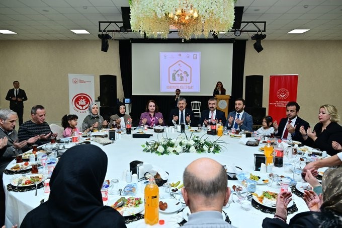 Vali Yılmaz ve eşi, koruyucu ailelerle iftar sofrasında buluştu
