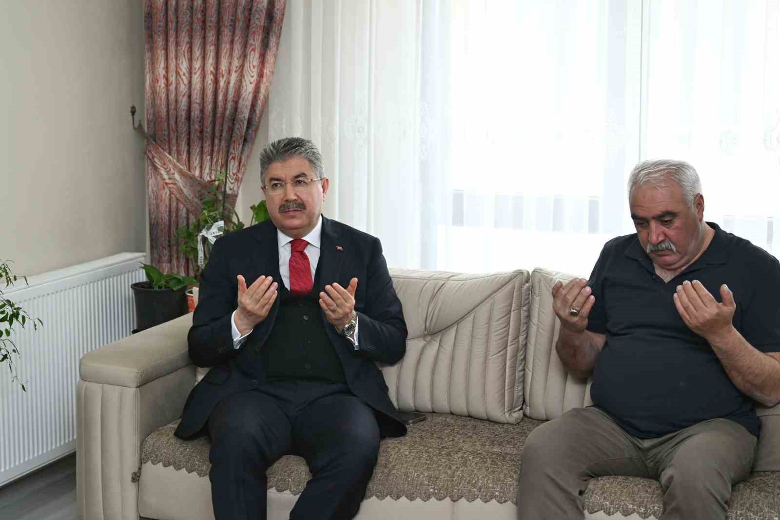 Vali Yılmaz’dan şehit Jandarma Uzman Onbaşı Tarkan Karaca’nın ailesine ziyaret
