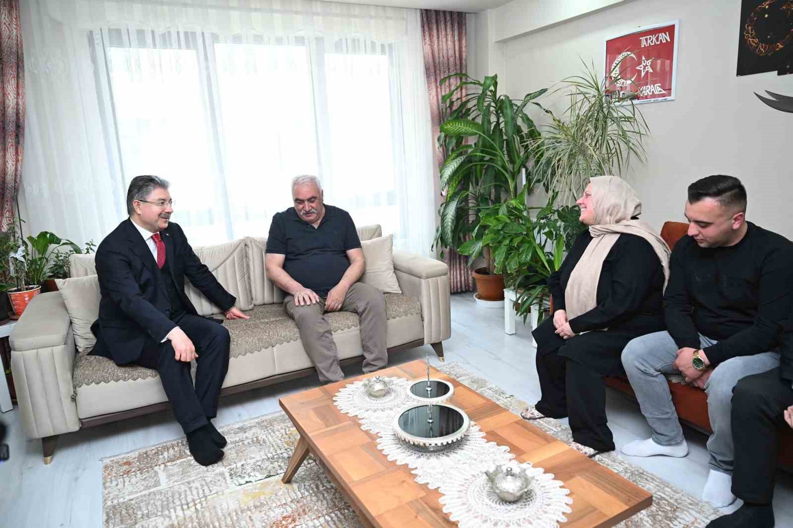 Vali Yılmaz’dan şehit Jandarma Uzman Onbaşı Tarkan Karaca’nın ailesine ziyaret
