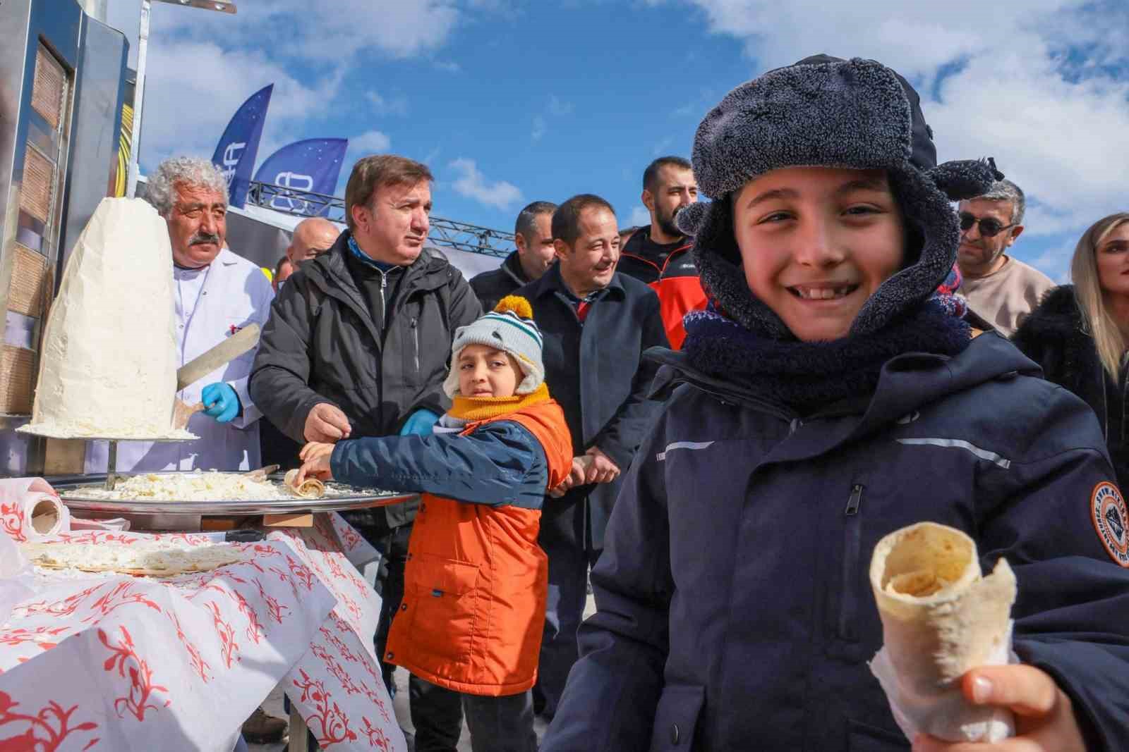 Valiler Ergan Dağı’nda et döner yerine tulum peyniri döneri kesti
