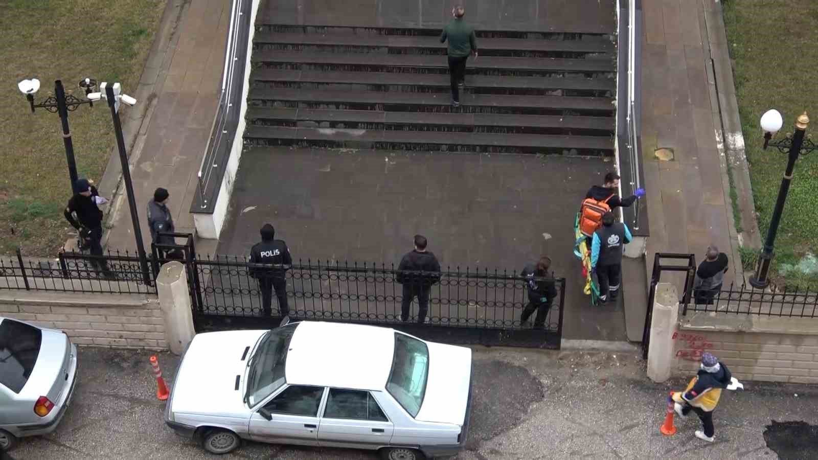 Valilik binasına çıkarak intihar teşebbüsünde bulunan şahıs ikna edildi
