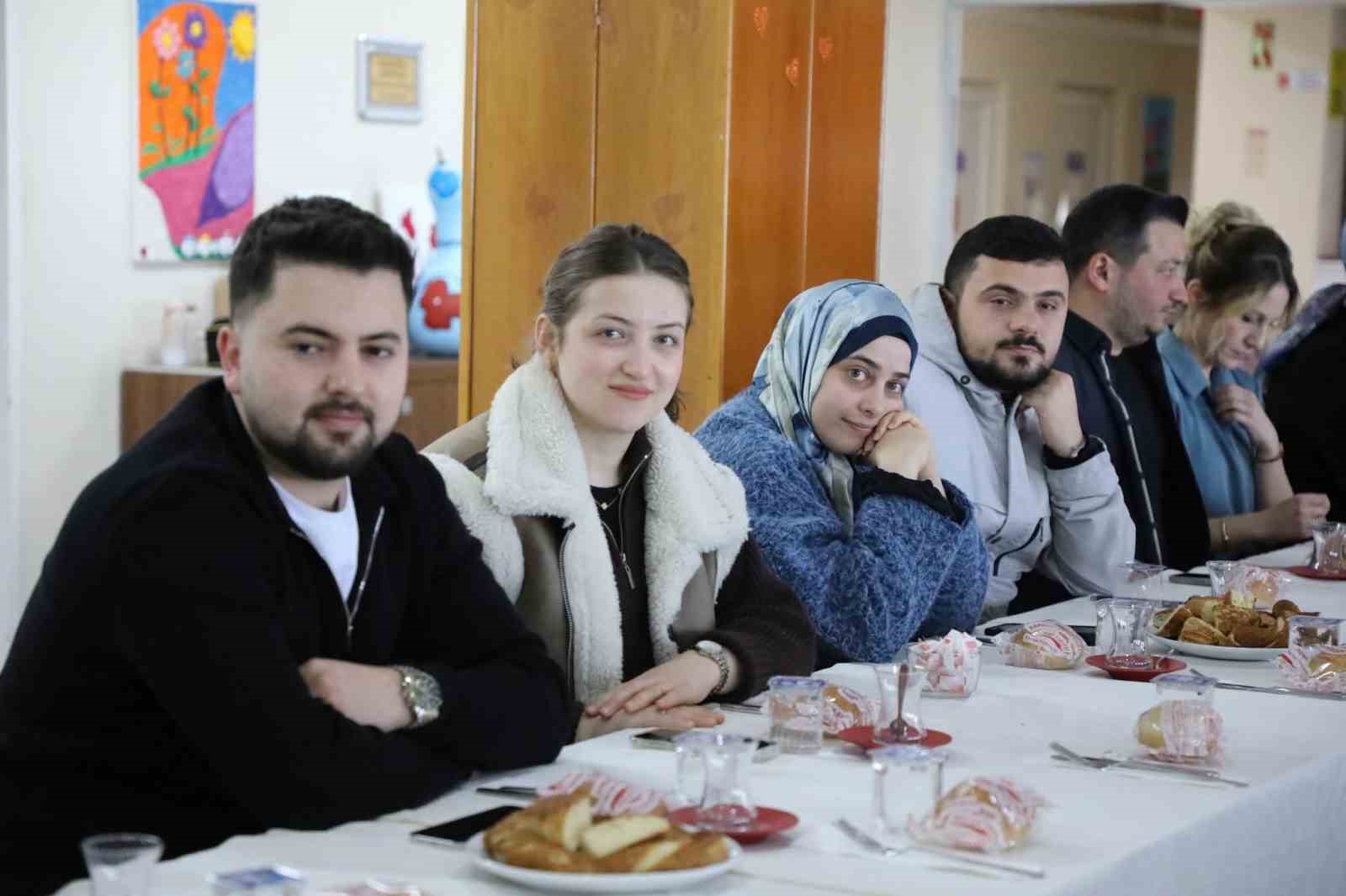 ValisArslan yeni evlenecek çiftlerle bir araya geldi
