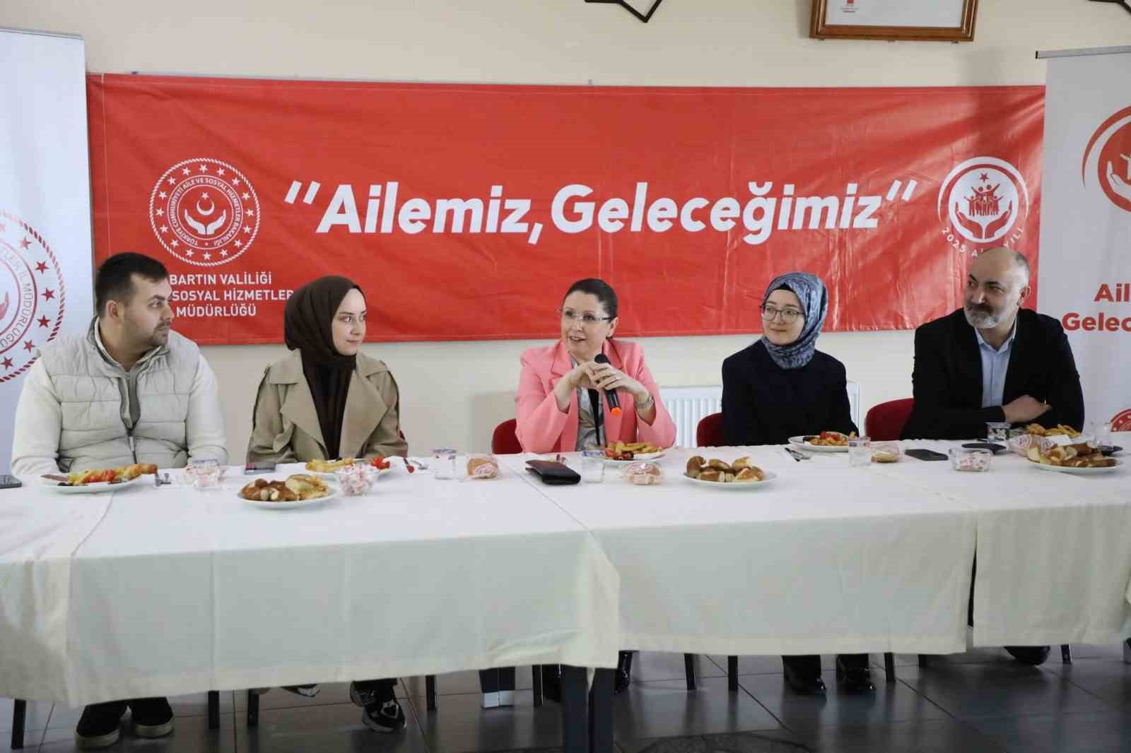 ValisArslan yeni evlenecek çiftlerle bir araya geldi
