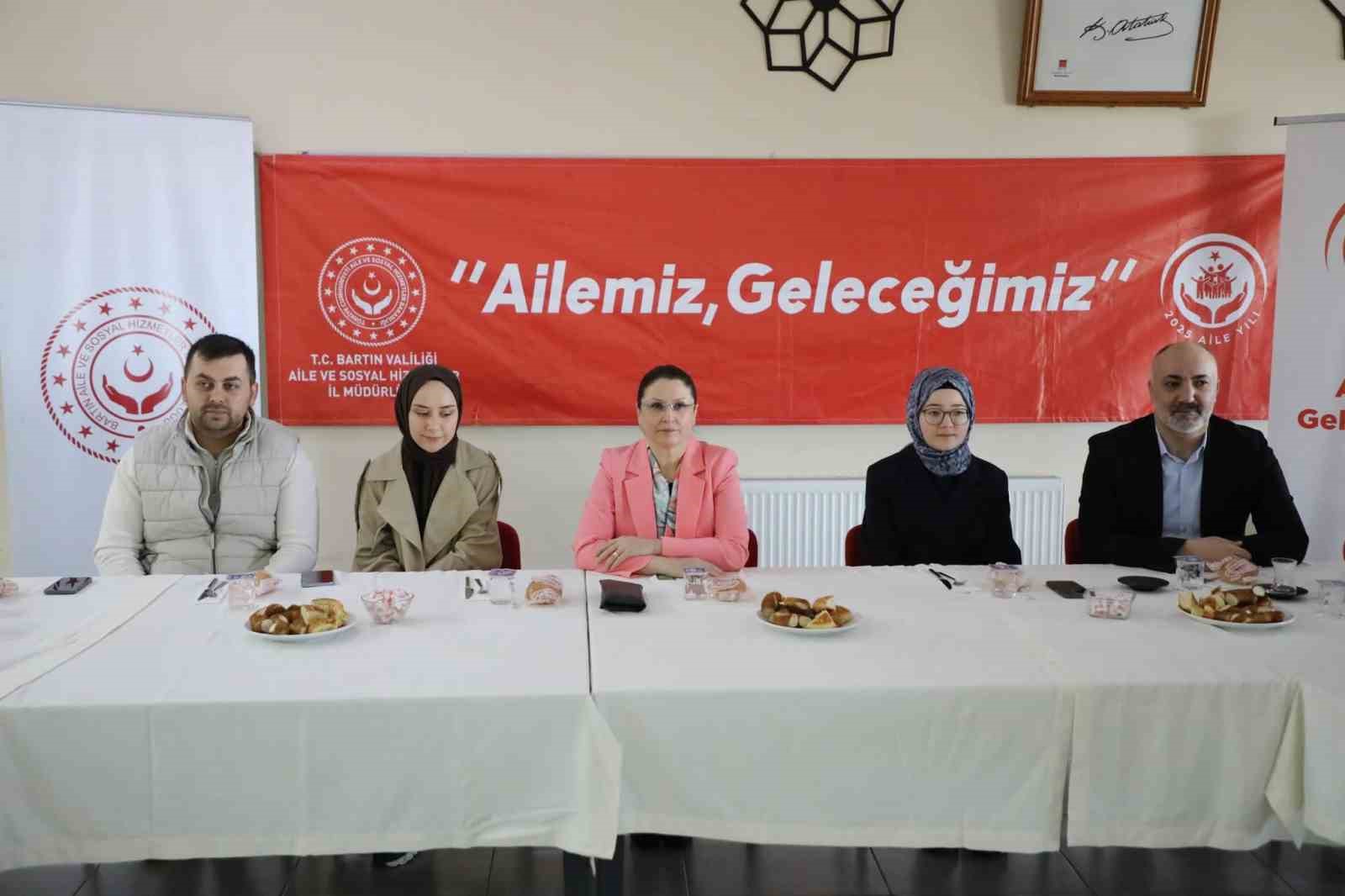 ValisArslan yeni evlenecek çiftlerle bir araya geldi
