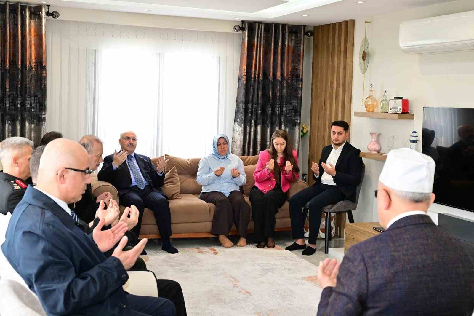 Valisi köşger şehit aileleri ve devlet korumasındaki çocuklarla bayramlaştı
