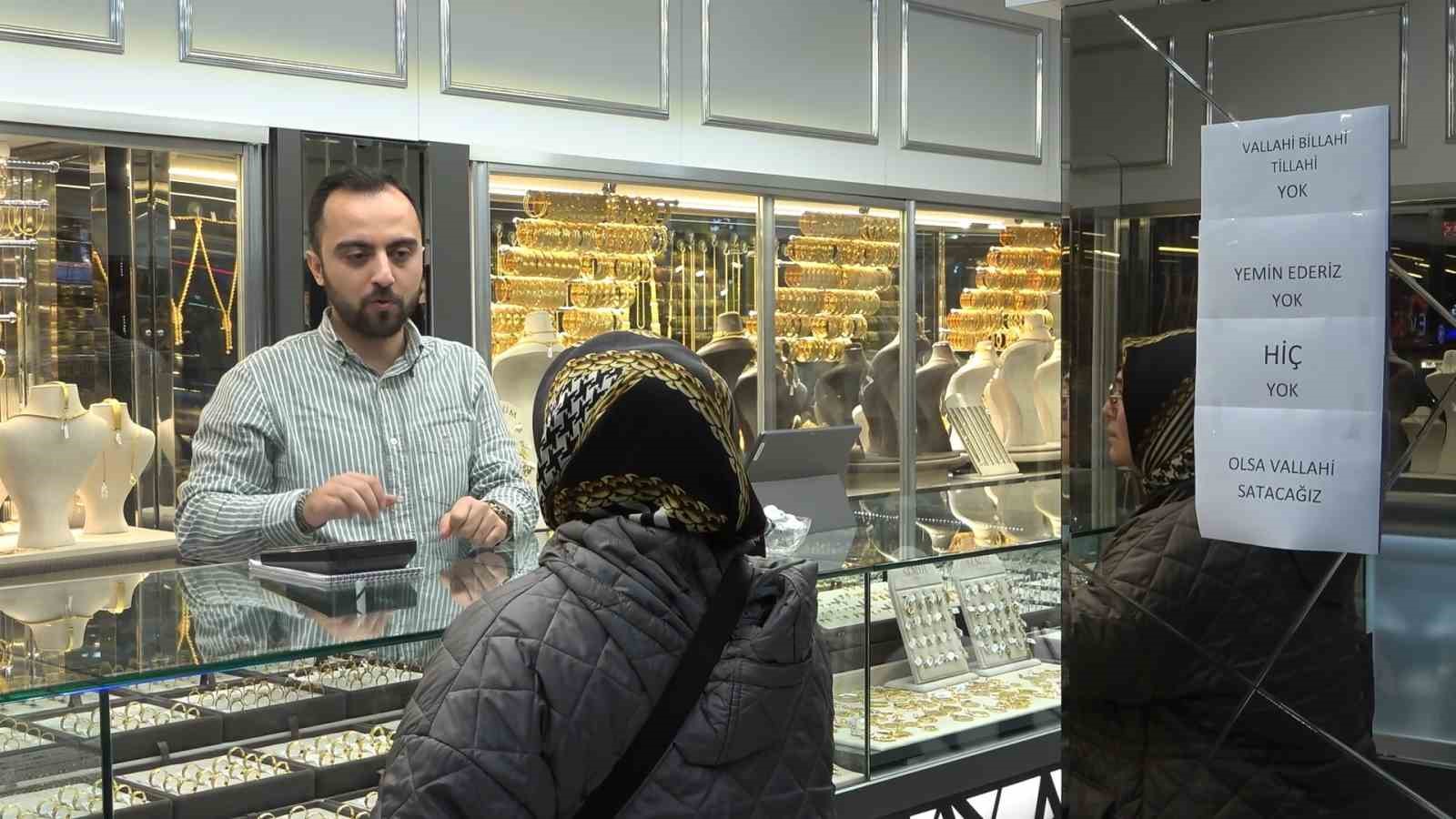 "Vallahi billahi yok" yazısı kuyumcuda izdihamı durduramadı

