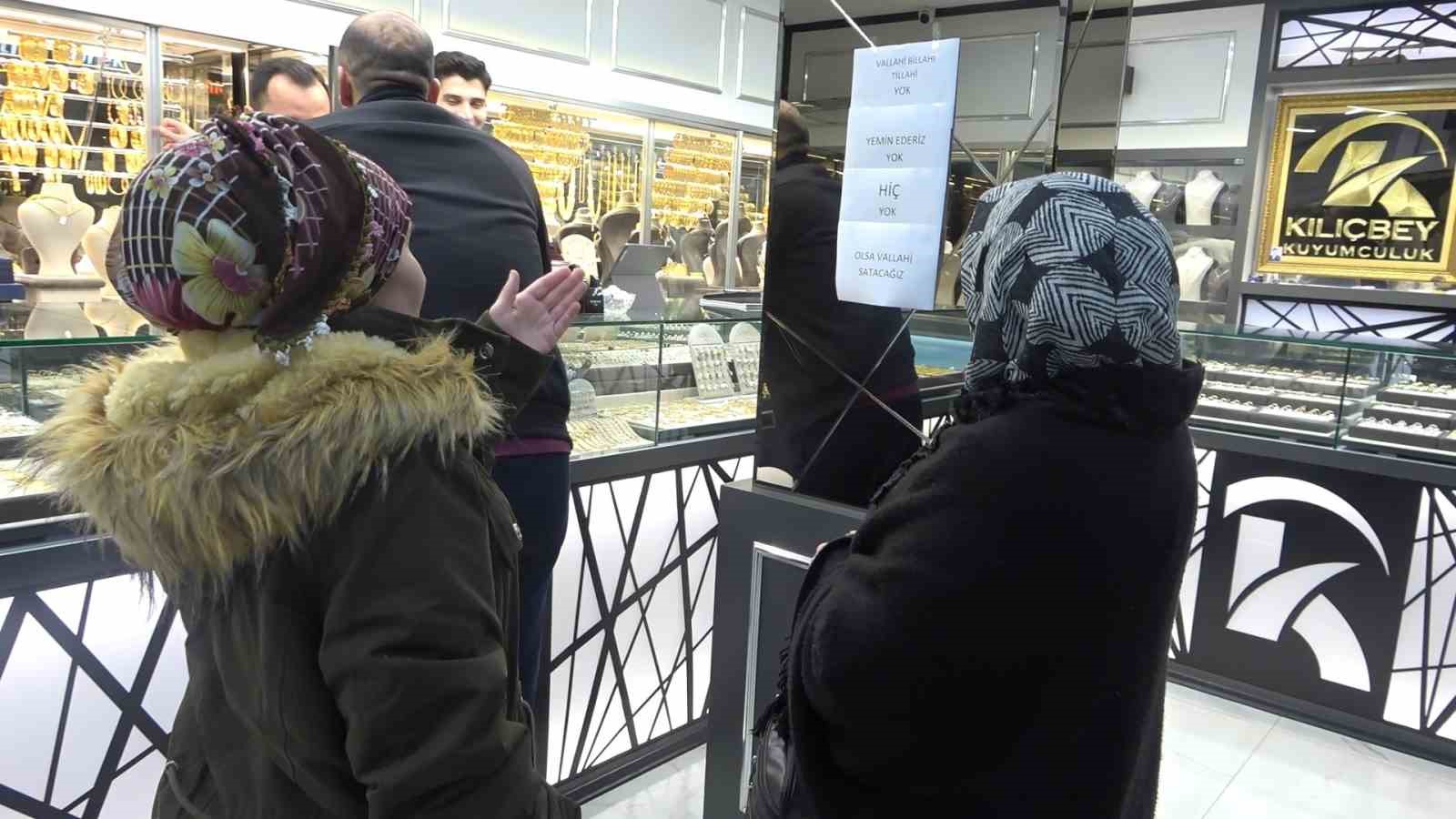 "Vallahi billahi yok" yazısı kuyumcuda izdihamı durduramadı

