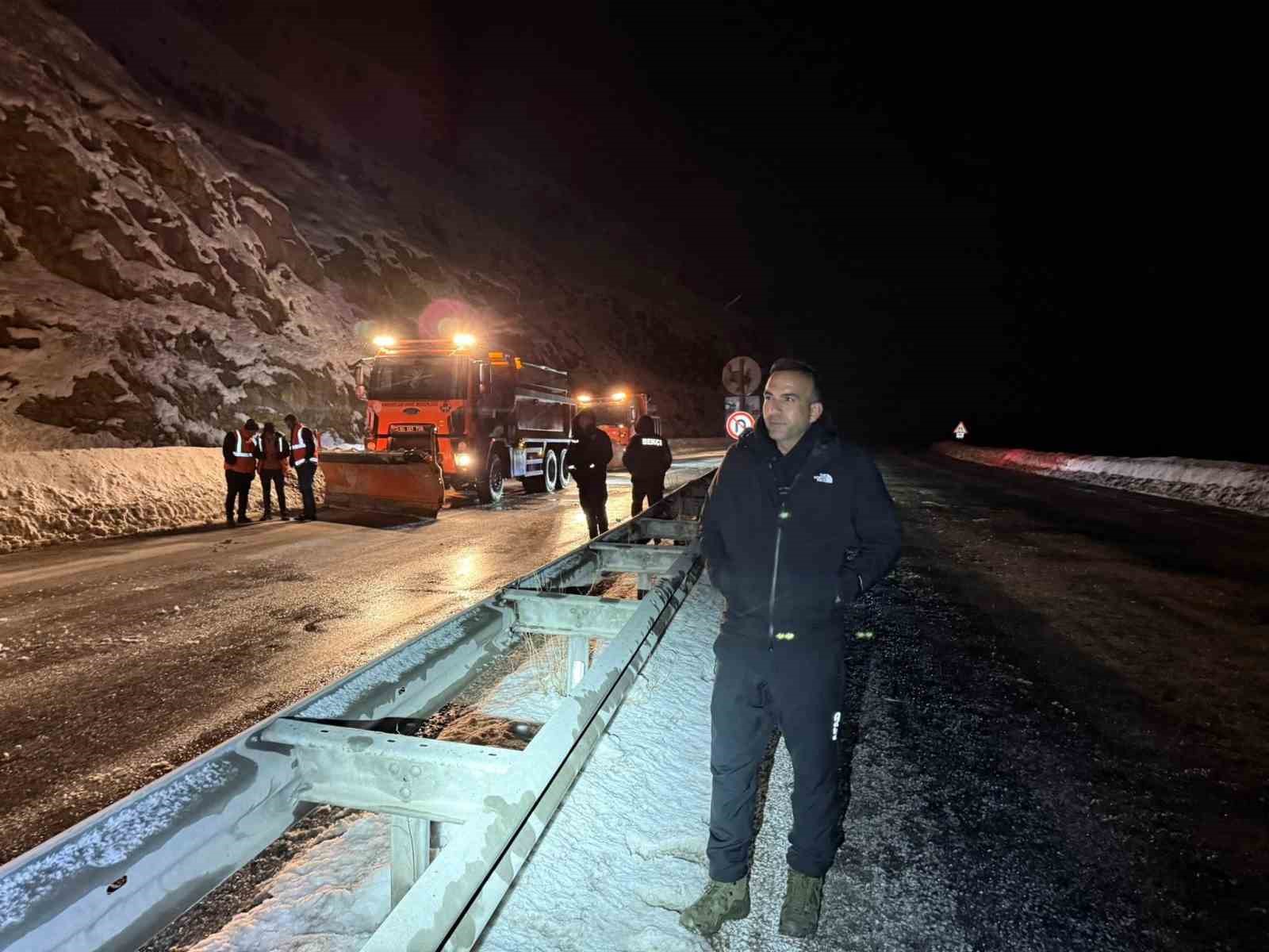 Van-Bitlis karayoluna çığ düştü
