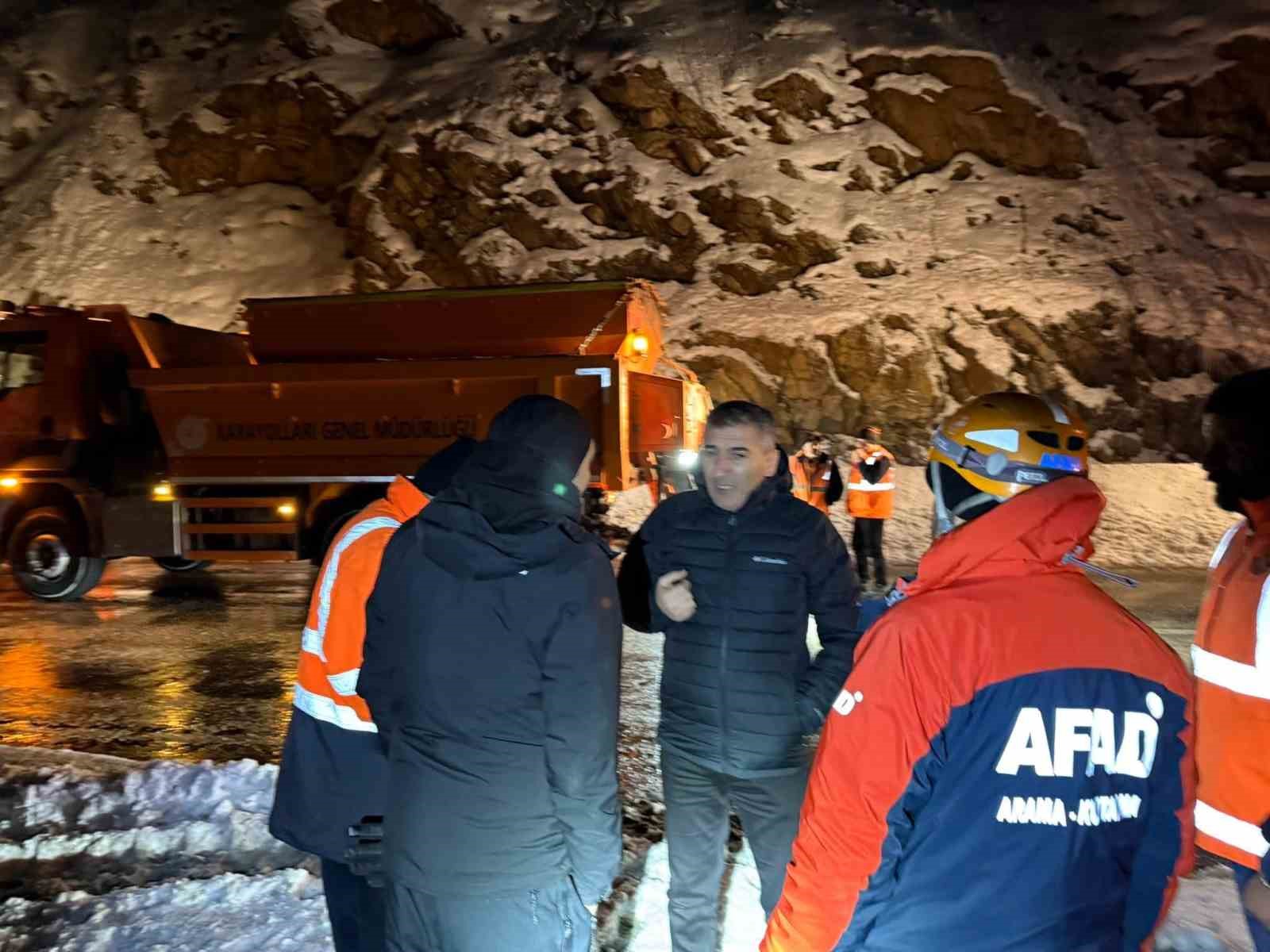 Van-Bitlis karayoluna çığ düştü
