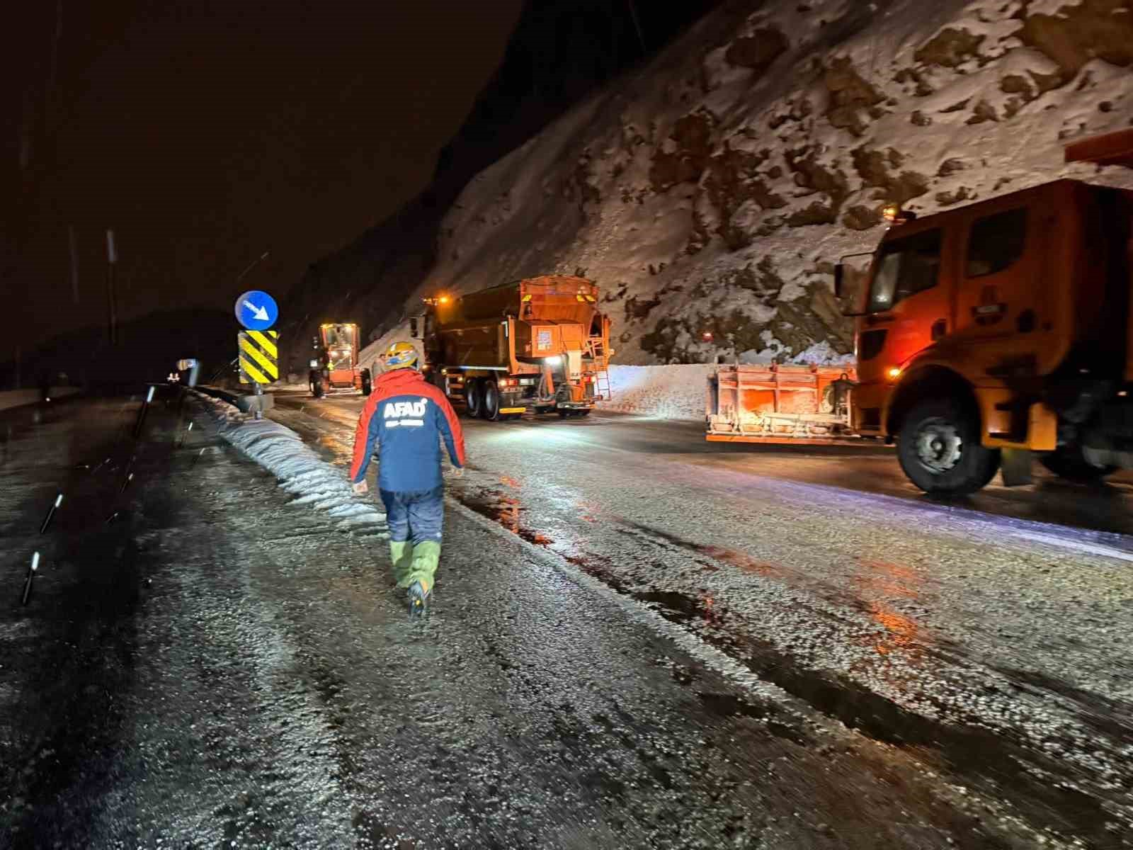 Van-Bitlis karayoluna çığ düştü
