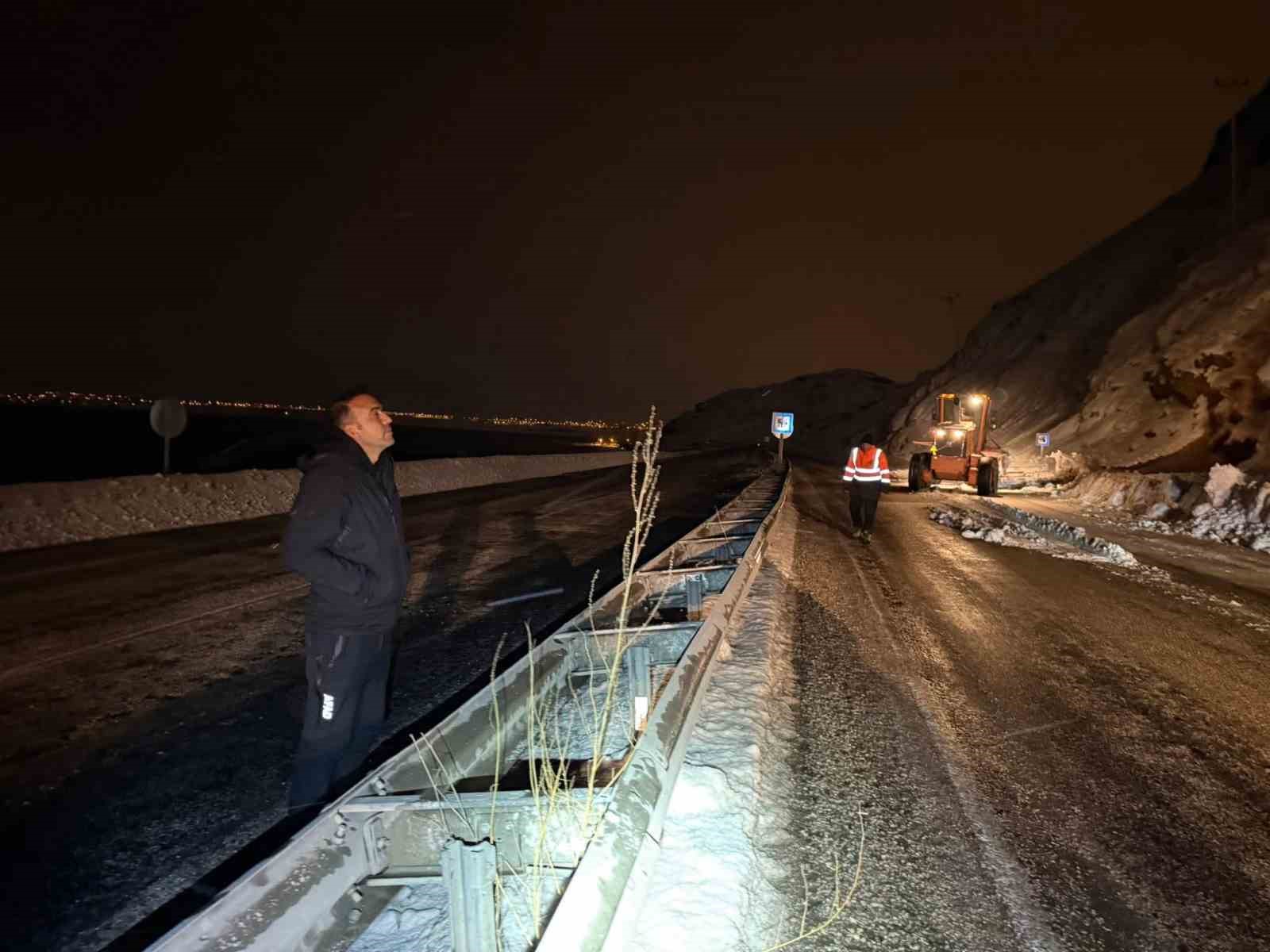 Van-Bitlis karayoluna çığ düştü
