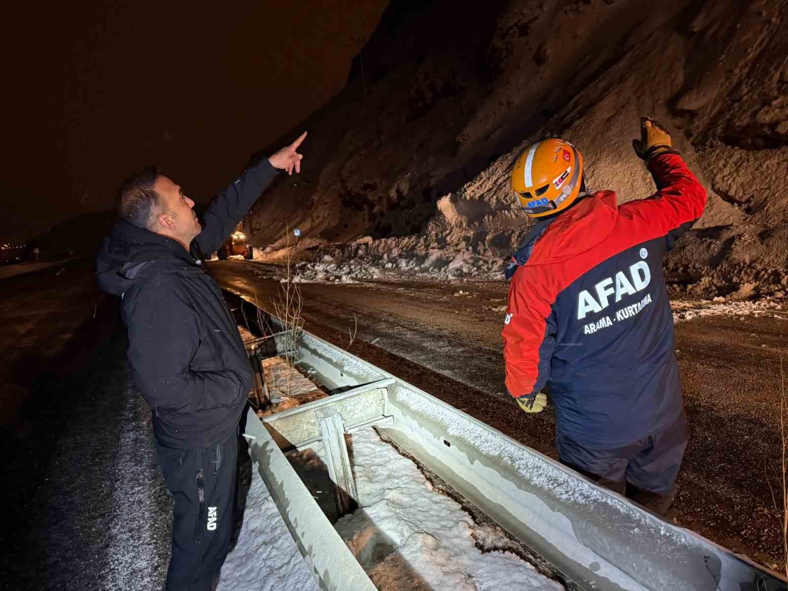 Van-Bitlis karayoluna çığ düştü
