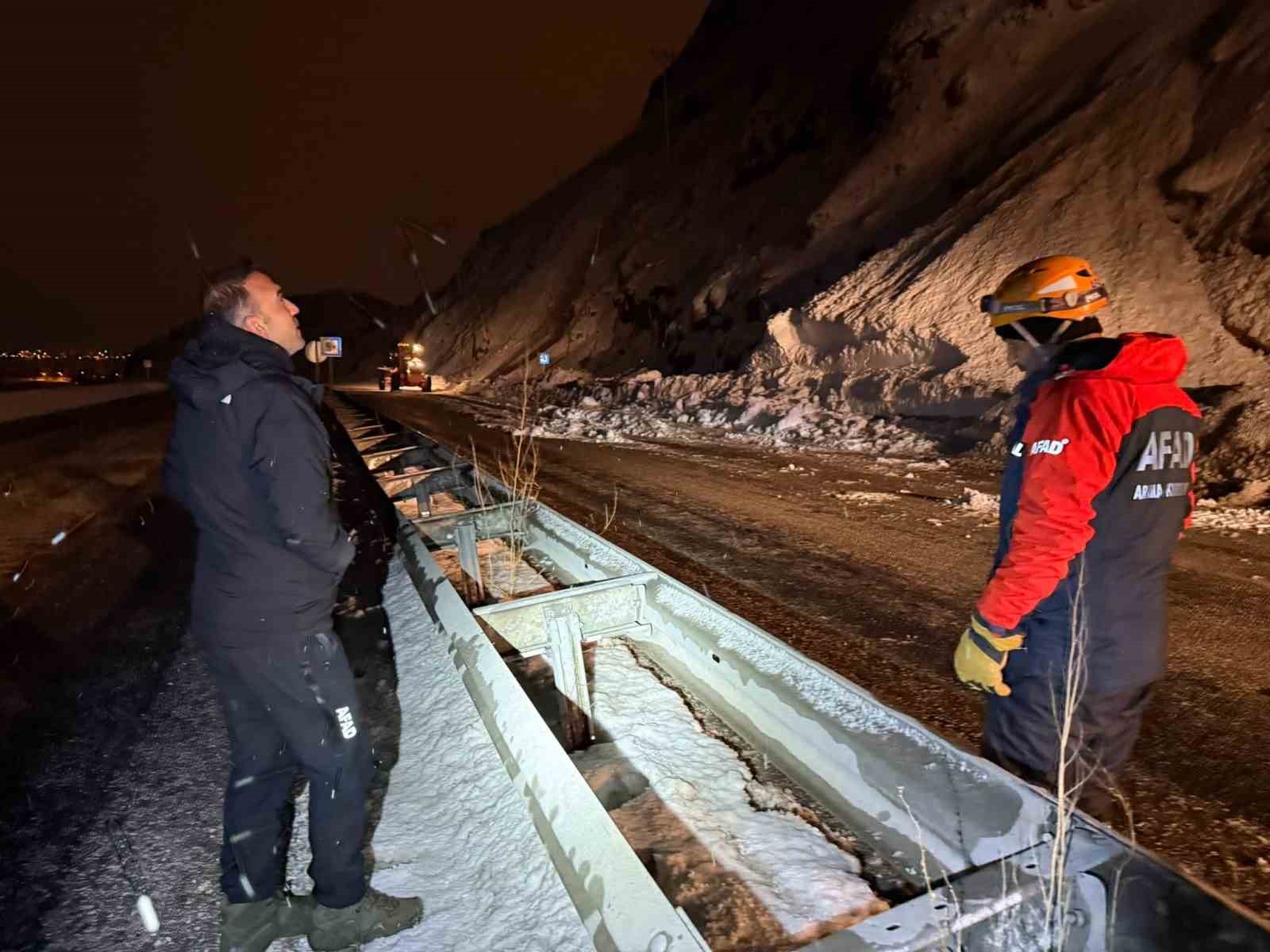 Van-Bitlis karayoluna çığ düştü
