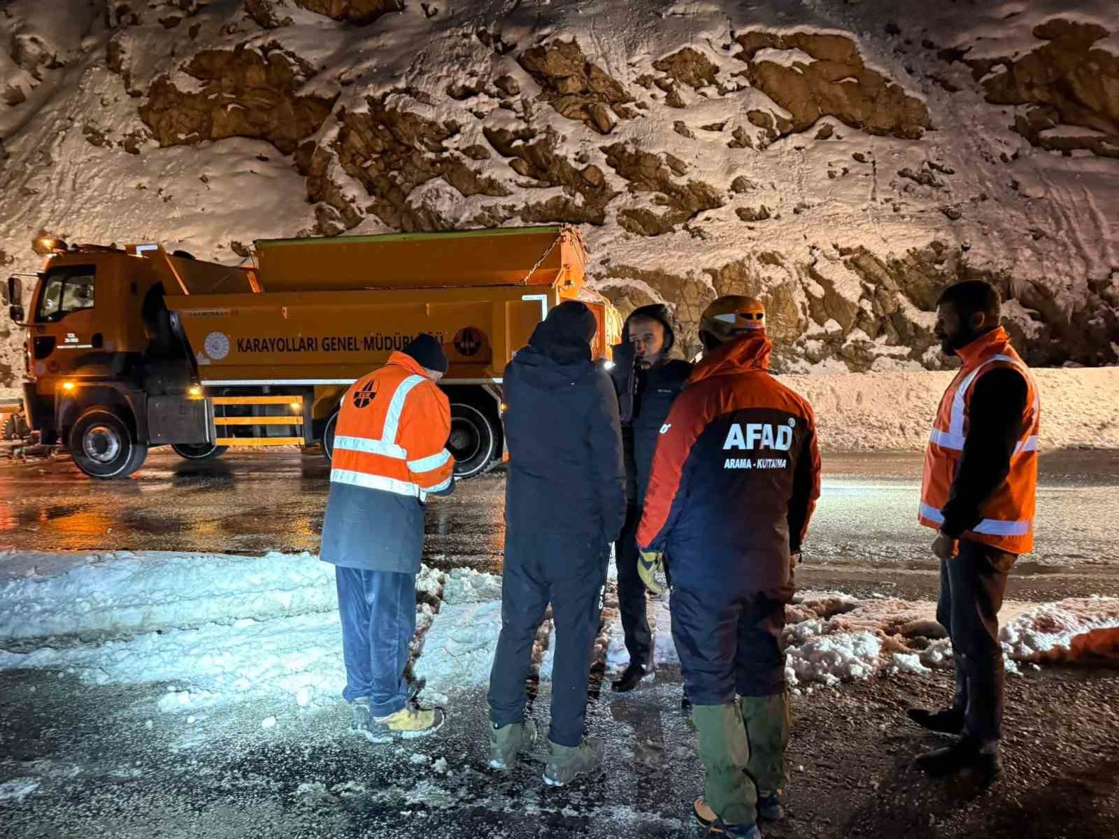 Van-Bitlis karayoluna çığ düştü
