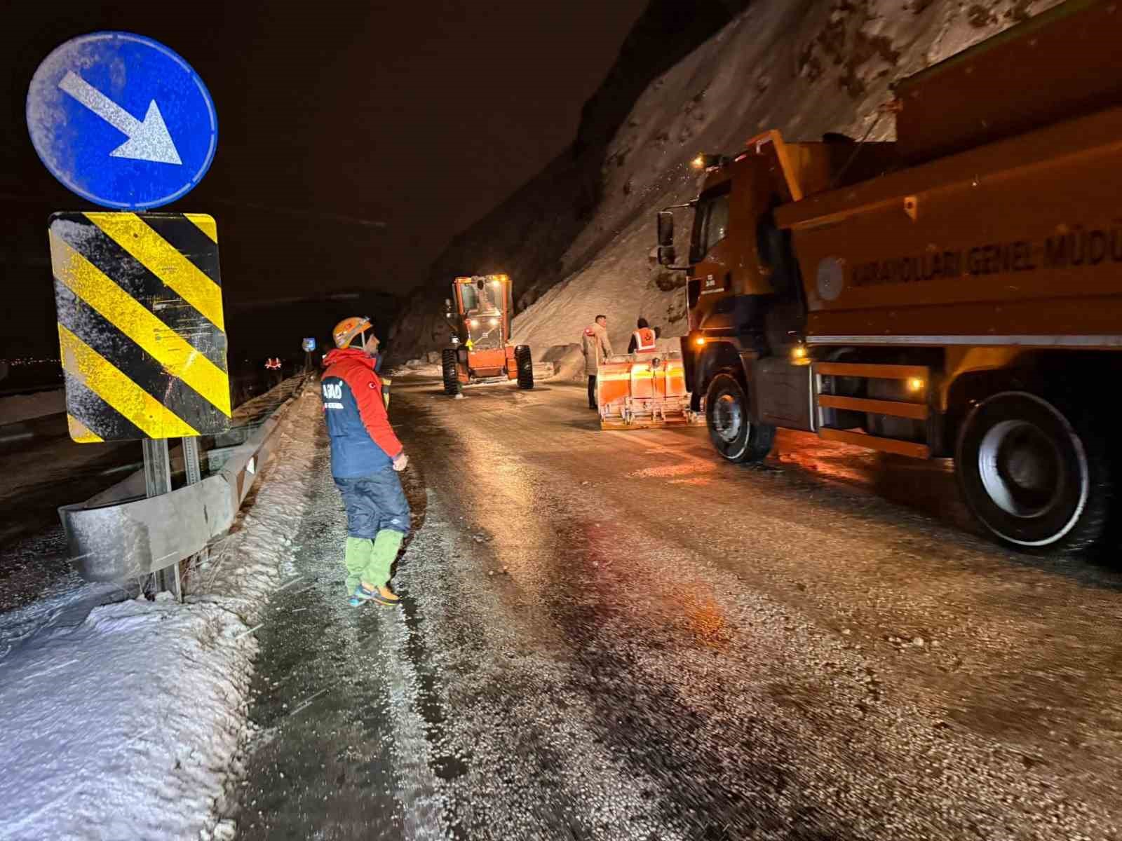 Van-Bitlis karayoluna çığ düştü
