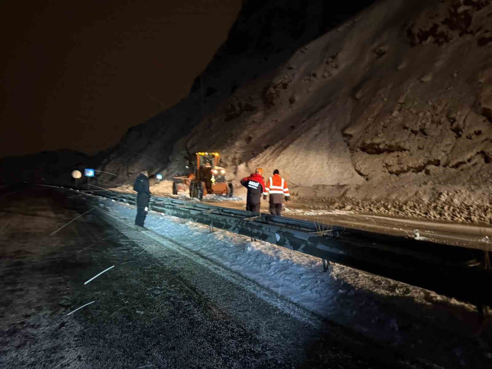 Van-Bitlis karayoluna çığ düştü
