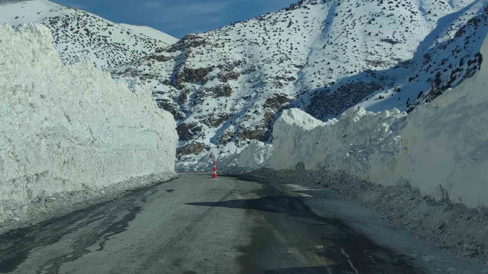 Van-Çatak yolu kontrollü olarak ulaşıma açıldı
