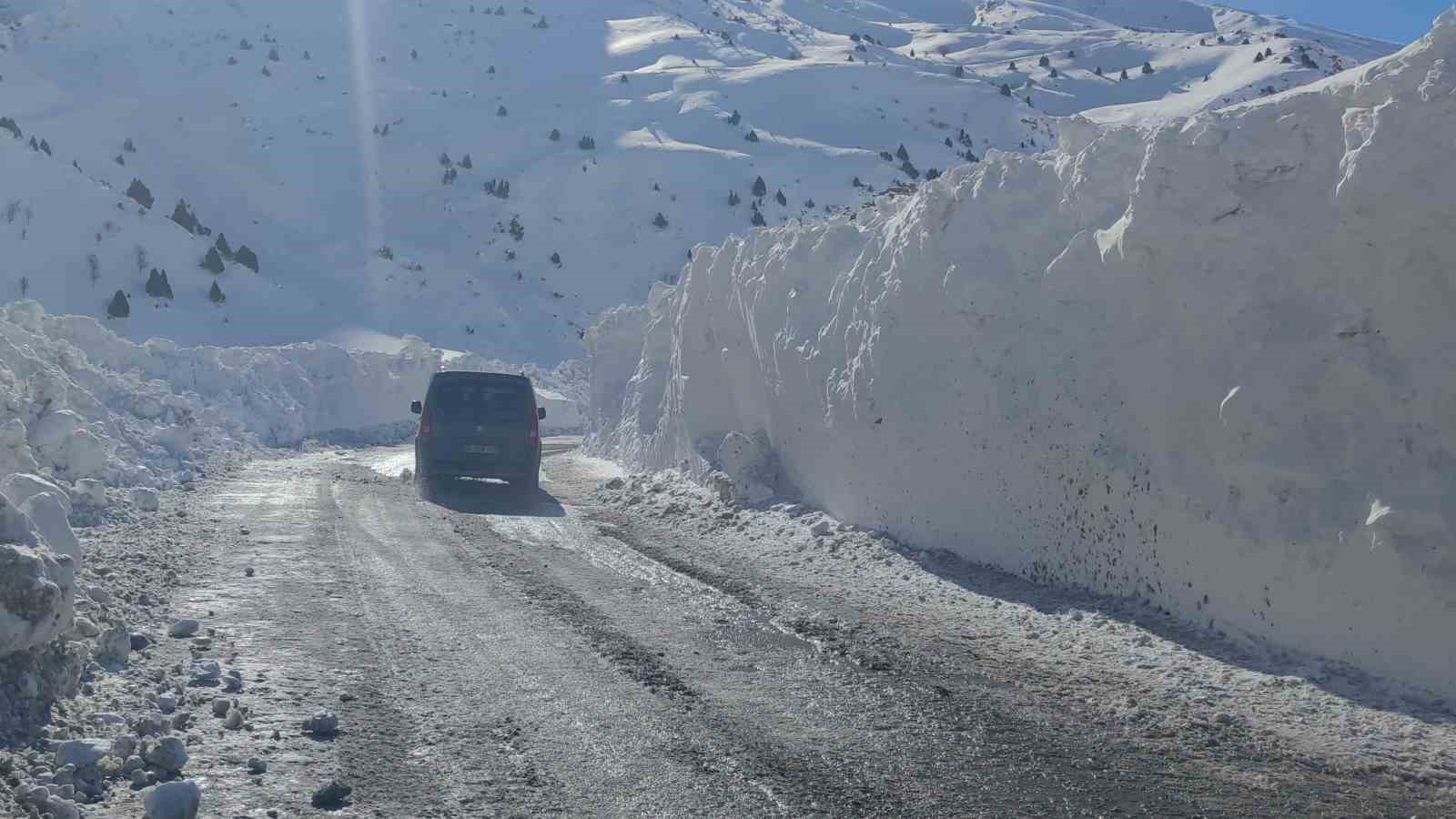 Van-Çatak yolu kontrollü olarak ulaşıma açıldı

