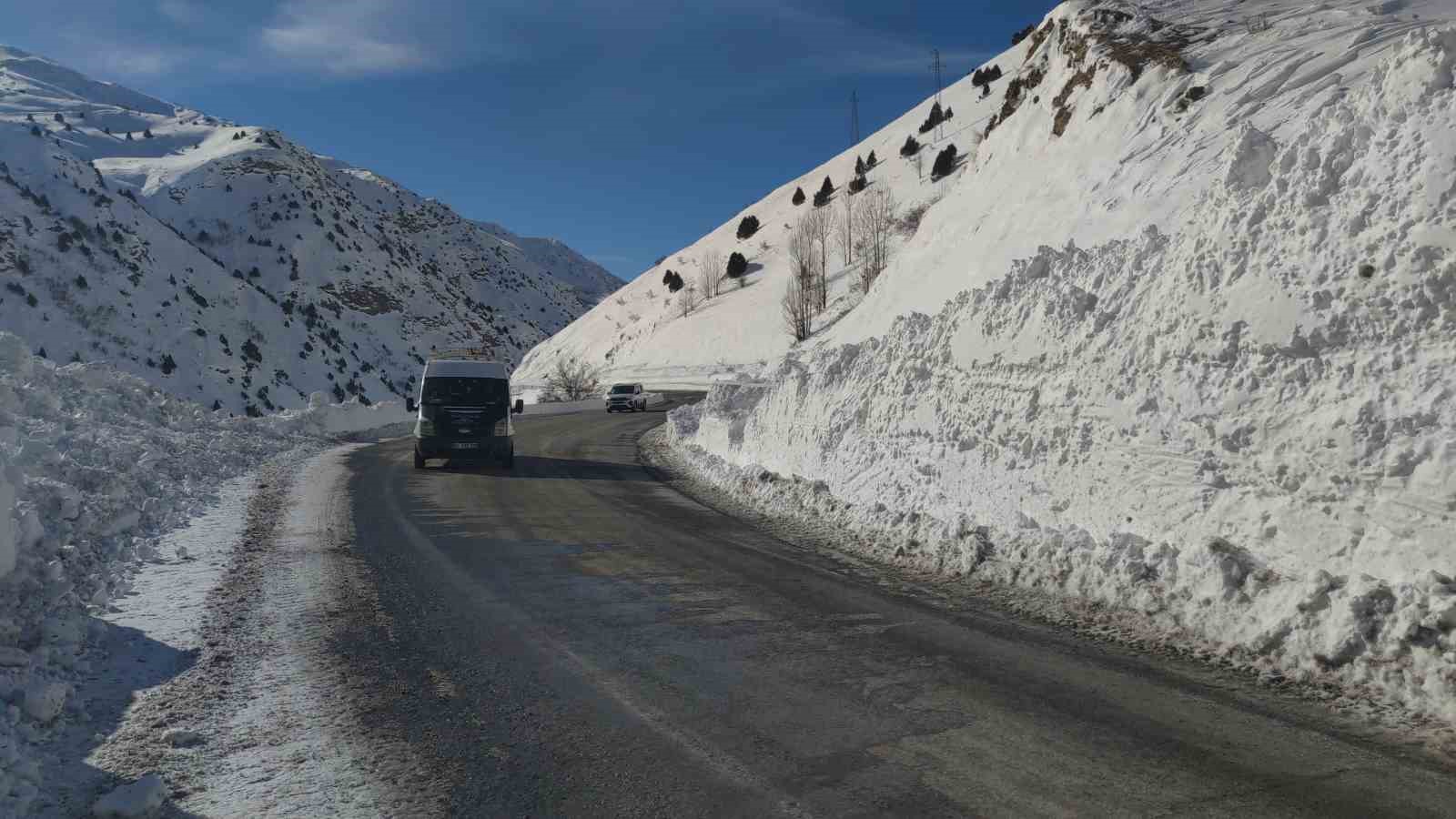 Van-Çatak yolu kontrollü olarak ulaşıma açıldı
