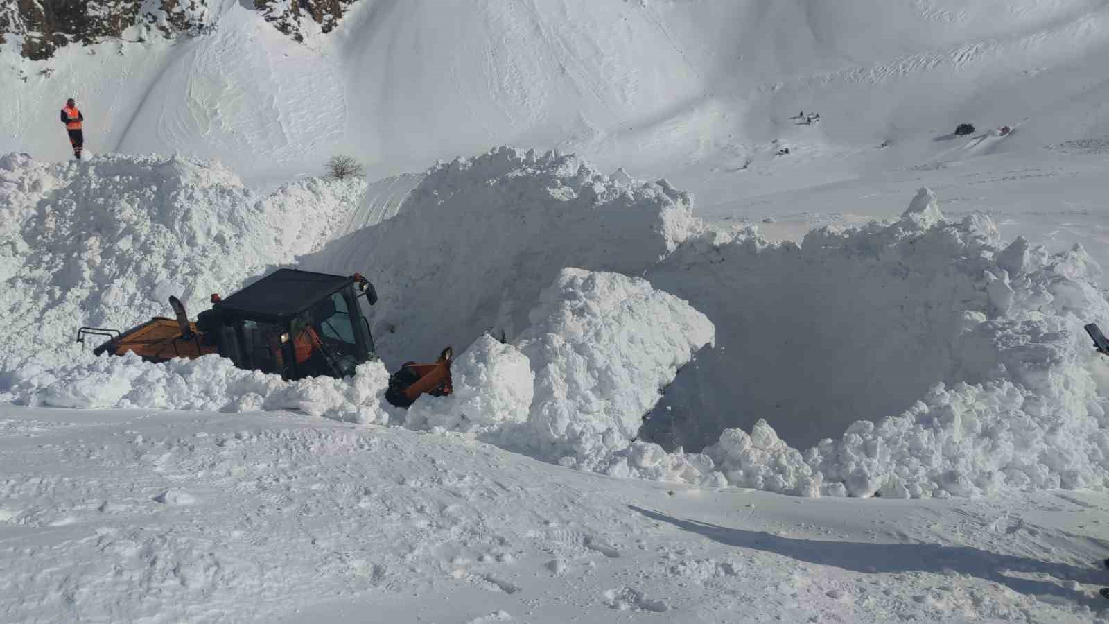 Van-Çatak yoluna düşen çığ temizleniyor
