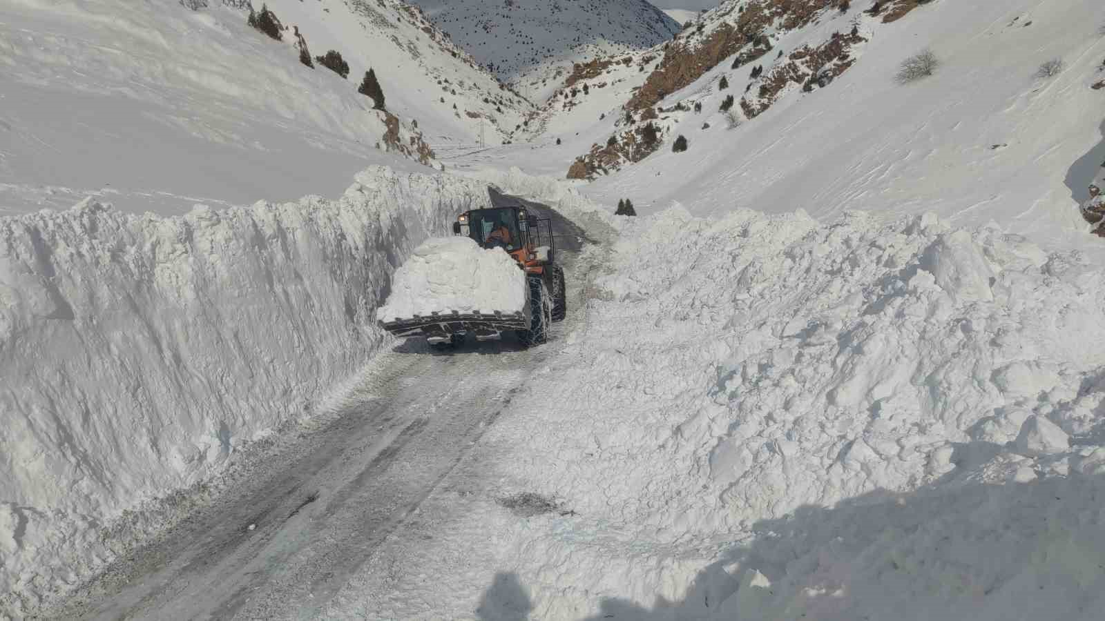 Van-Çatak yoluna düşen çığ temizleniyor
