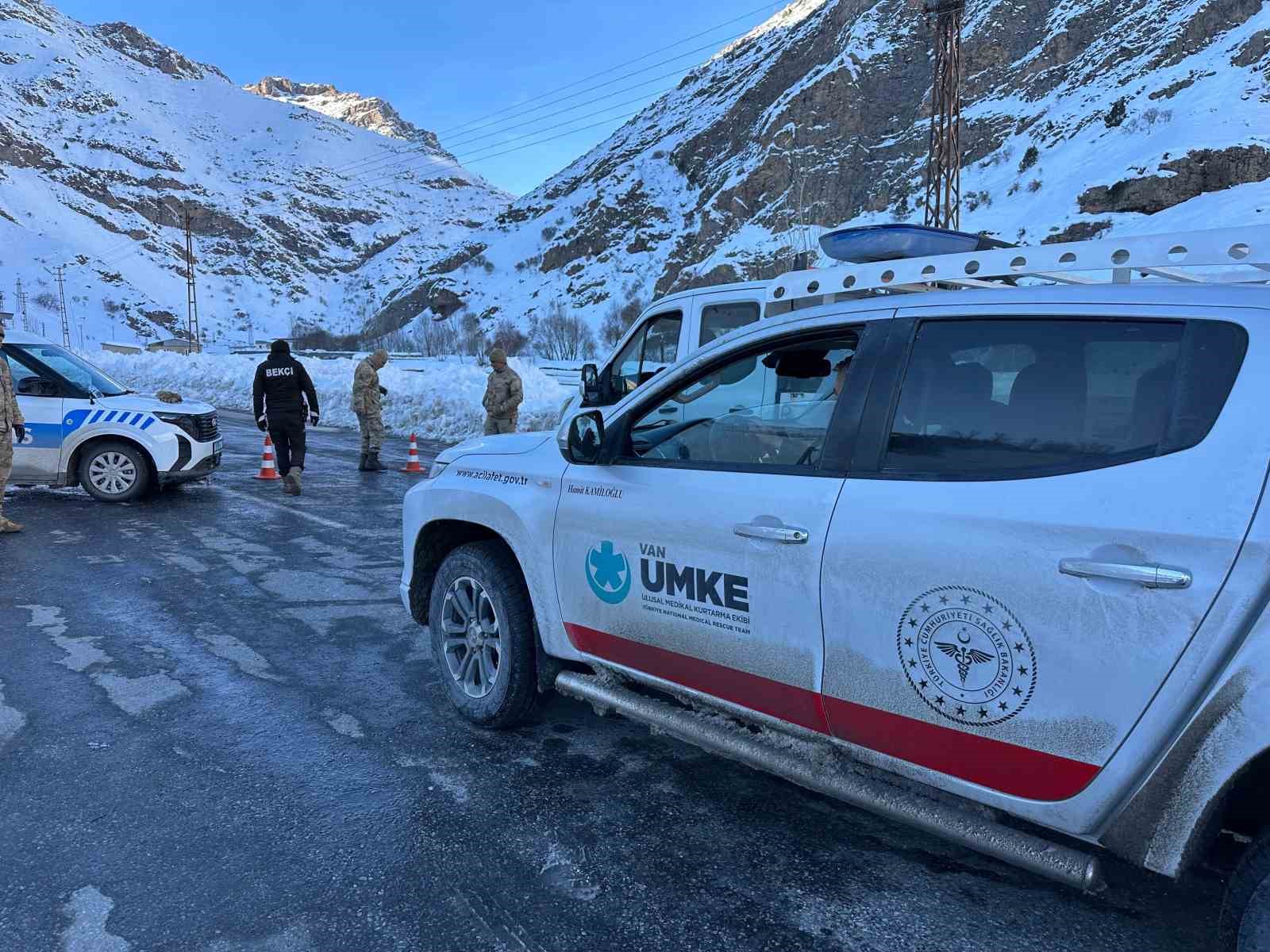 Van-Çatak yolunda 5. gün: Geçişler sadece acil ve öncelikli araçlara açık
