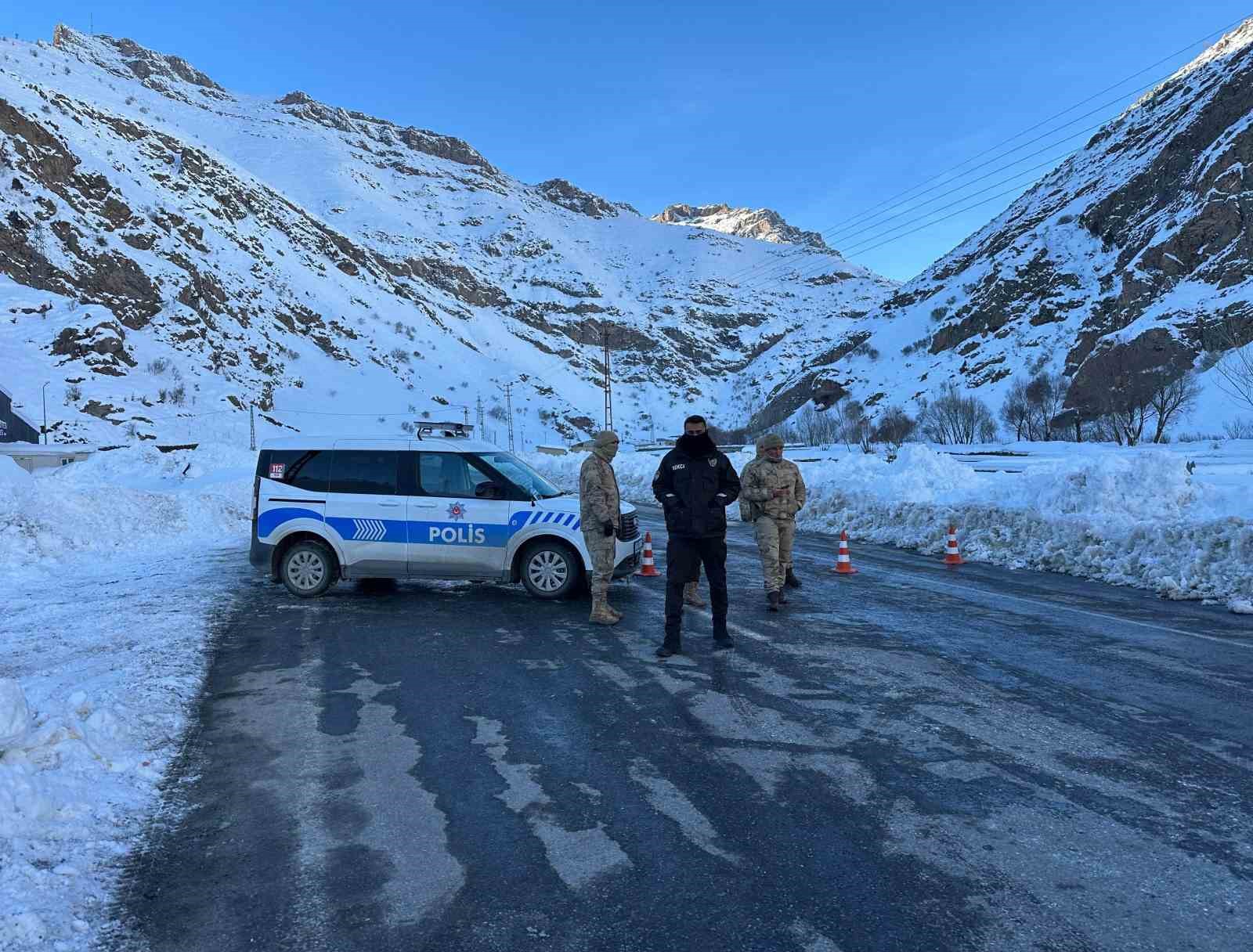 Van-Çatak yolunda 5. gün: Geçişler sadece acil ve öncelikli araçlara açık
