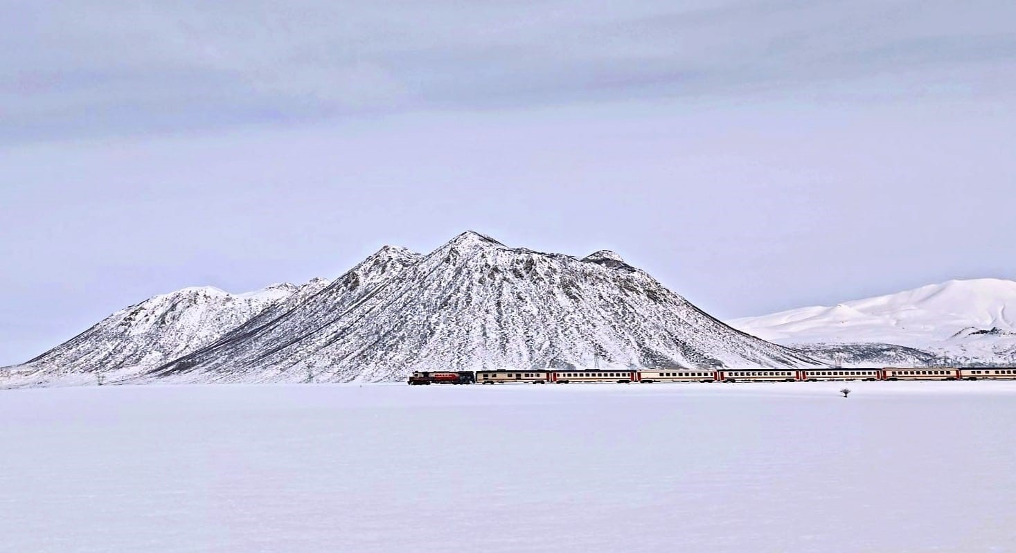 Van Gölü Ekspresi’nin Kirkor Dağı eteklerindeki manzarası hayran bıraktı
