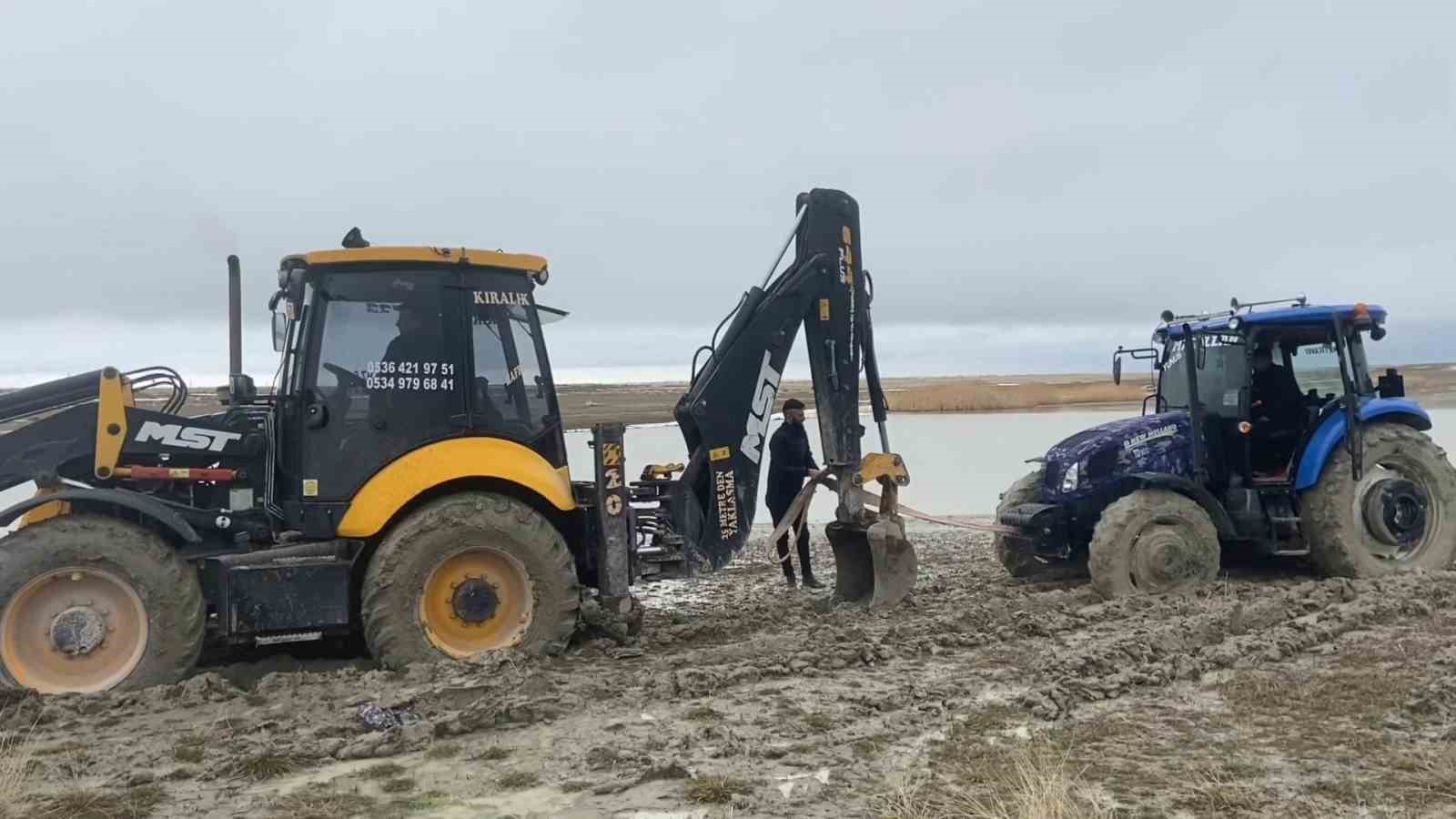 Van Gölü sahilinde çamura saplanan traktör kepçe ile kurtarıldı

