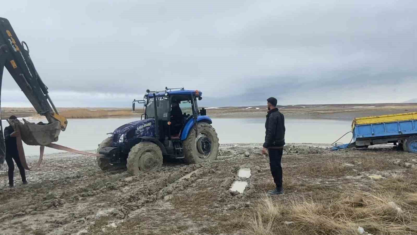 Van Gölü sahilinde çamura saplanan traktör kepçe ile kurtarıldı
