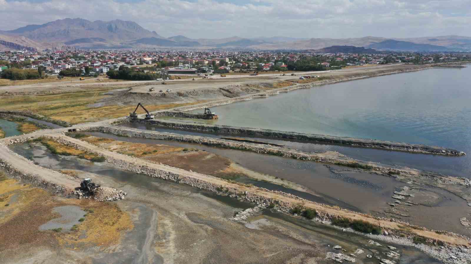 Van Gölü’nde 2 milyon 86 bin metreküp dip çamuru temizlendi
