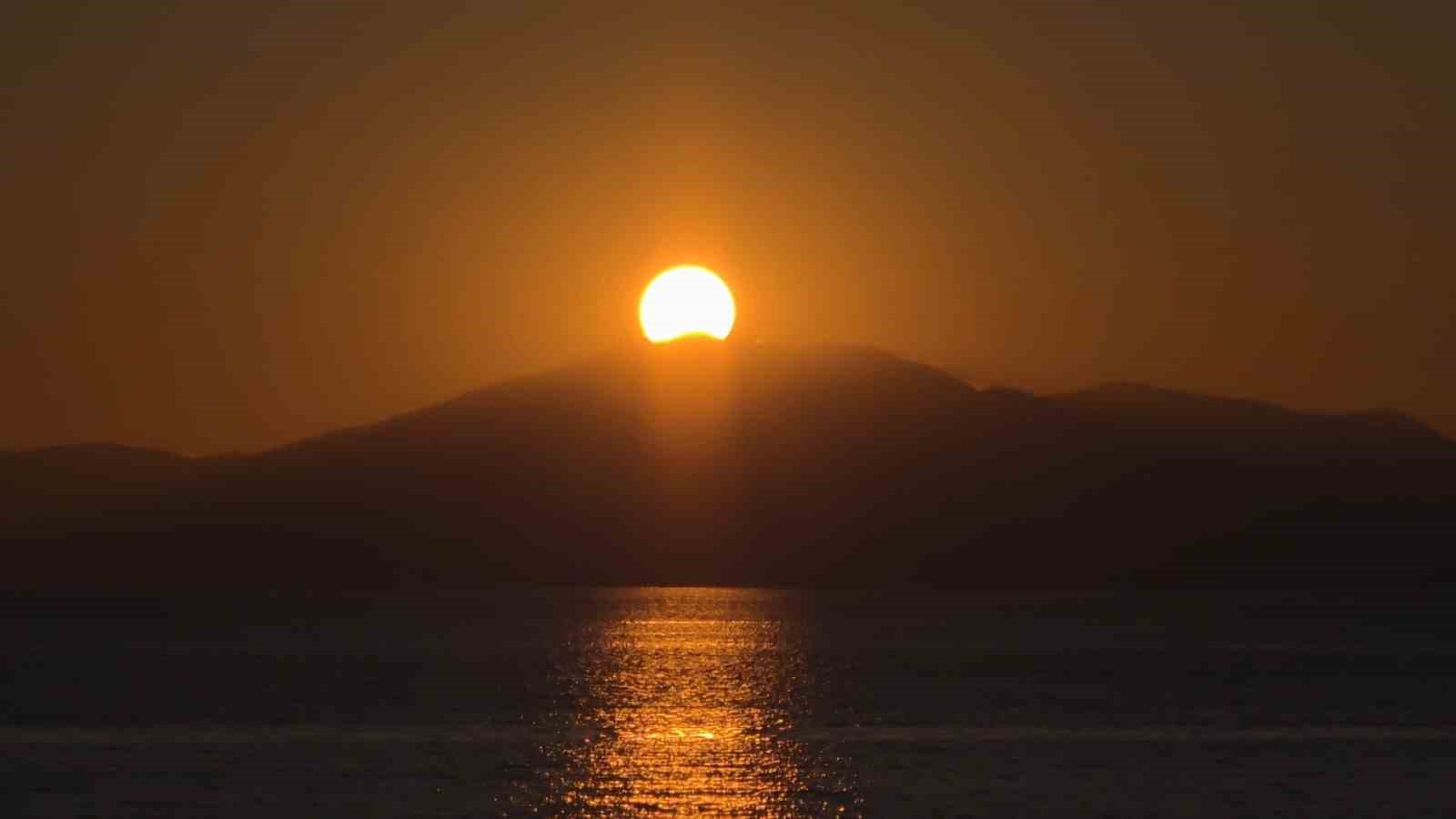 Van Gölü’nde güneşin vedası mest etti
